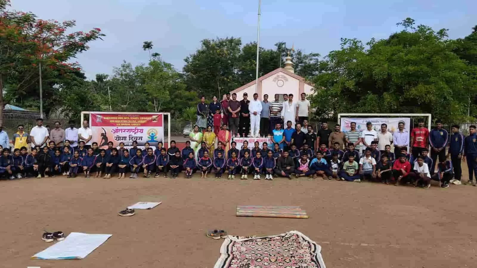 कोल्हापुर के गारगोटी में कर्मवीर हिरे महाविद्यालय के मैदान पर अंतरराष्ट्रीय योग दिवस कार्यक्रम में उपस्थित प्राध्यापक और विद्यार्थी। कोल्हापुर के गारगोटी में कर्मवीर हिरे महाविद्यालय के मैदान पर अंतरराष्ट्रीय योग दिवस कार्यक्रम में उपस्थित प्राध्यापक और विद्यार्थी।