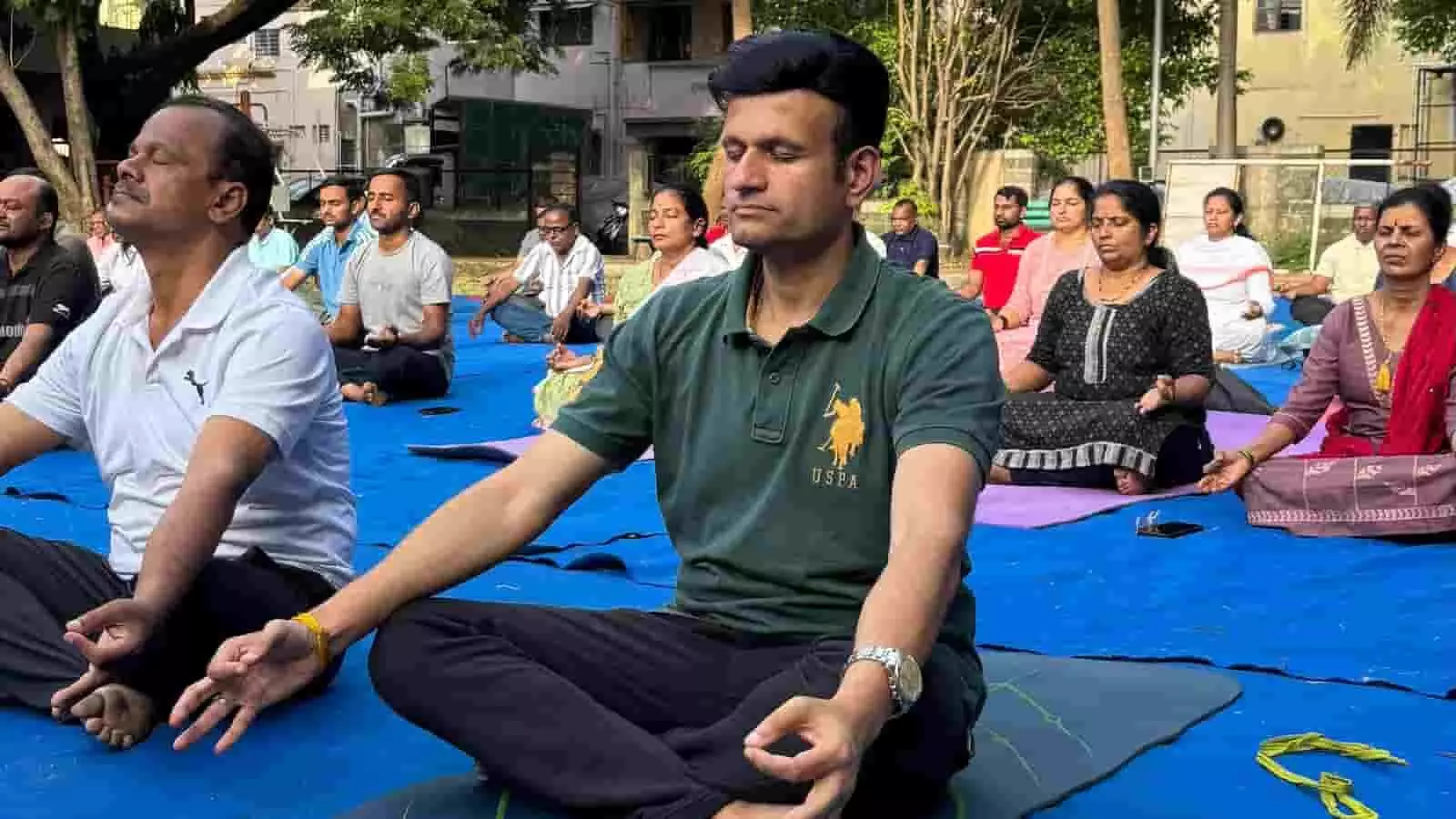 संभाजीनगर के मैत्रीण पार्क में विश्व योग दिवस पर चटाई पर बैठकर योग मुद्रा में ध्यान लगाते लोग। संभाजीनगर के मैत्रीण पार्क में विश्व योग दिवस पर चटाई पर बैठकर योग मुद्रा में ध्यान लगाते लोग।