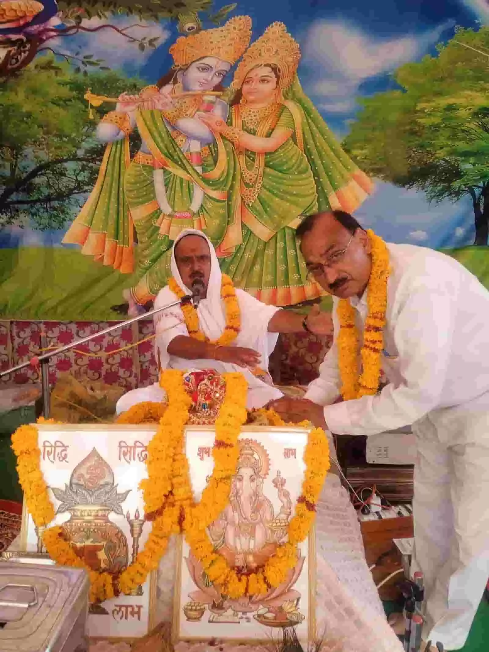 तस्वीर में पंडित योगेश व्यास जी महाराज जयपुर के मंदिर में कथा सुना रहे हैं। तस्वीर में पंडित योगेश व्यास जी महाराज जयपुर के मंदिर में कथा सुना रहे हैं।