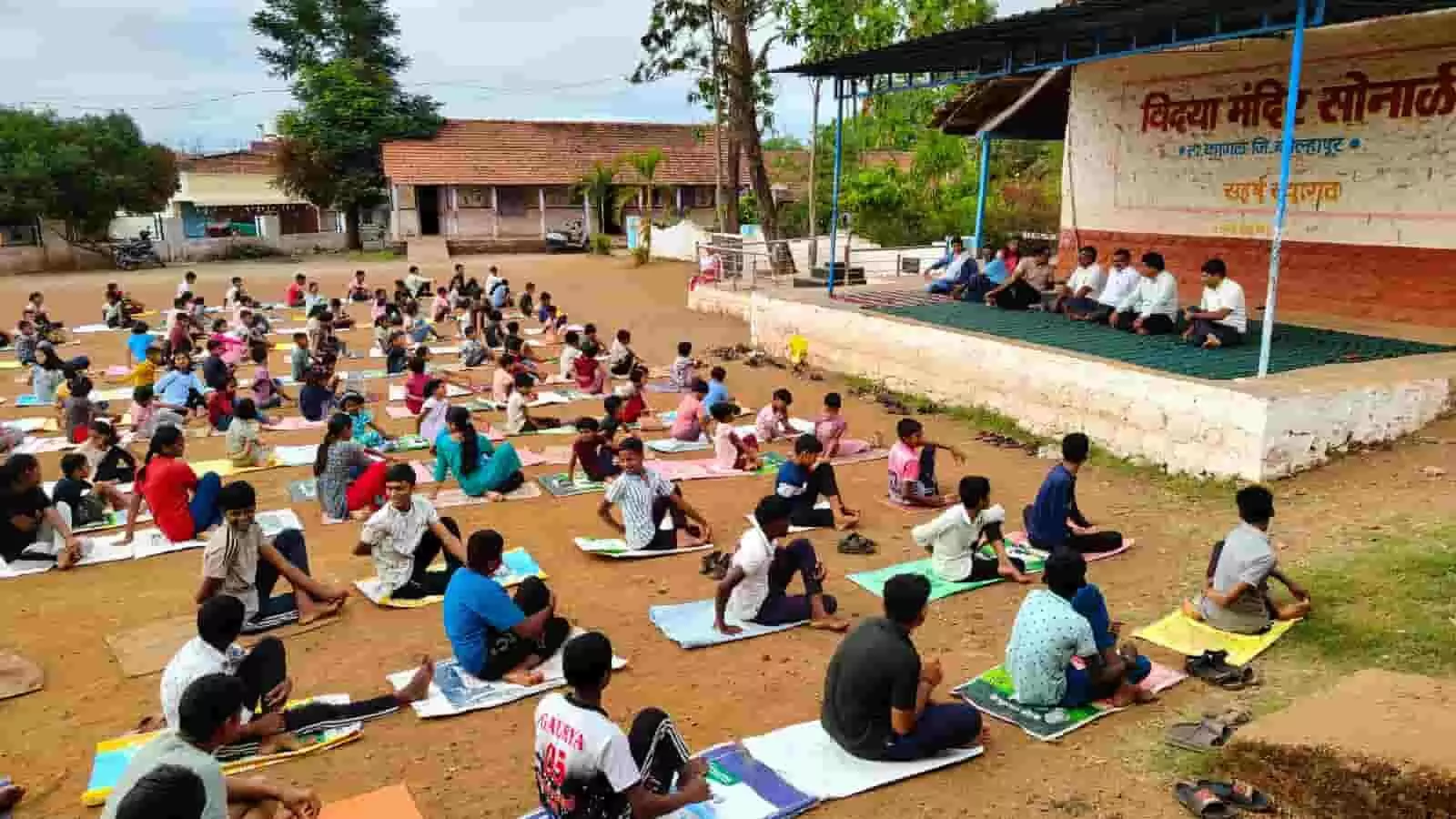 विद्या मंदिर सोनाळी के मैदान में योगासन करते छात्र और मंच पर बैठे शिक्षक। विद्या मंदिर सोनाळी के मैदान में योगासन करते छात्र और मंच पर बैठे शिक्षक।