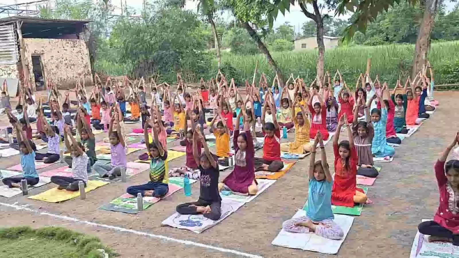 बिद्री के भारतमाता हाईस्कूल परिसर में चटाई पर बैठकर एक साथ योगासन करते हुए स्कूली छात्र-छात्राएं। बिद्री के भारतमाता हाईस्कूल परिसर में चटाई पर बैठकर एक साथ योगासन करते हुए स्कूली छात्र-छात्राएं।