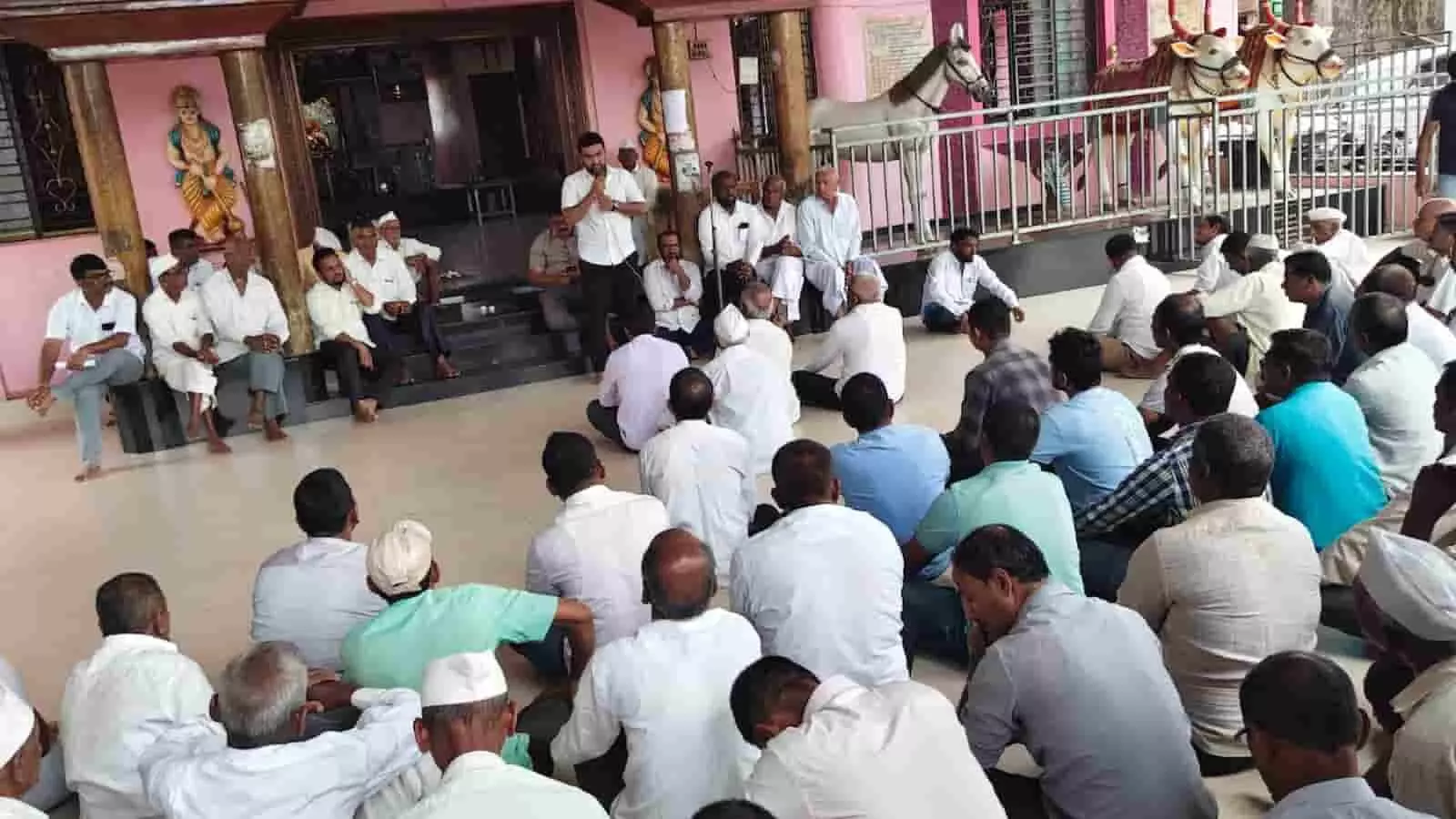 बोरवडे गांव के ज्योतिर्लिंग मंदिर परिसर में शक्तिपीठ महामार्ग परियोजना के विरोध में बैठक करते ग्रामीण। बोरवडे गांव के ज्योतिर्लिंग मंदिर परिसर में शक्तिपीठ महामार्ग परियोजना के विरोध में बैठक करते ग्रामीण।