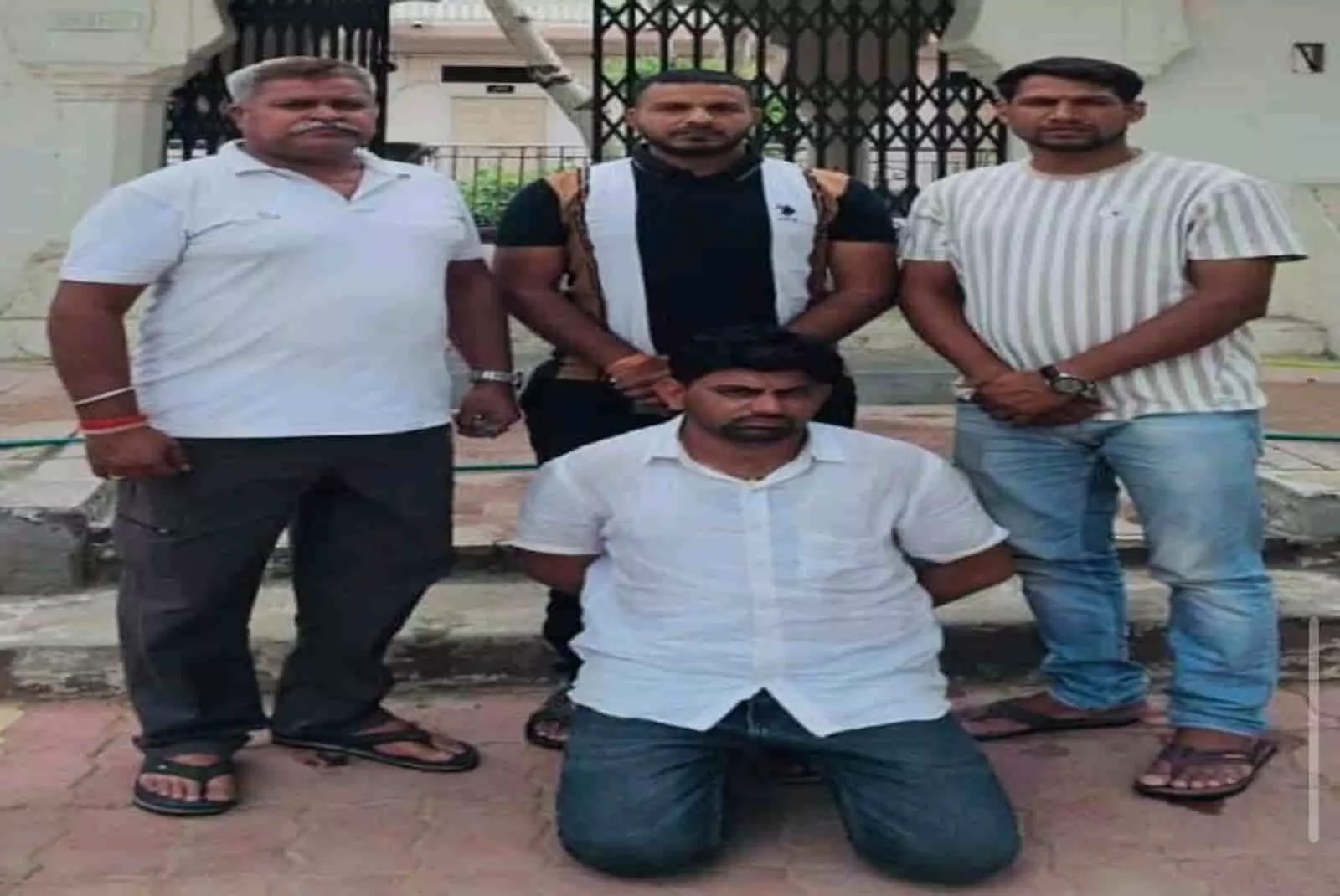 तस्वीर में एएनटीएफ की टीम द्वारा गिरफ्तार किया गया मादक पदार्थ तस्कर हनुमान दिखाई दे रहा है। तस्वीर में एएनटीएफ की टीम द्वारा गिरफ्तार किया गया मादक पदार्थ तस्कर हनुमान दिखाई दे रहा है।