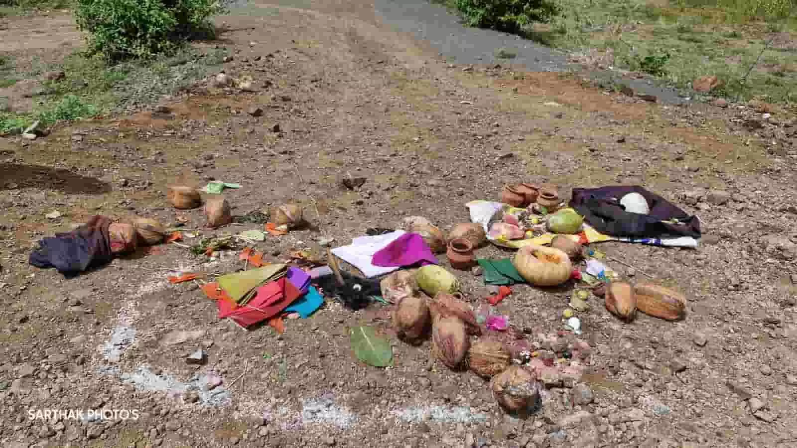 कोल्हापुर के सेनापति कापशी में खुले मैदान की जमीन पर बिखरी हुई कथित तांत्रिक पूजा सामग्री। कोल्हापुर के सेनापति कापशी में खुले मैदान की जमीन पर बिखरी हुई कथित तांत्रिक पूजा सामग्री।
