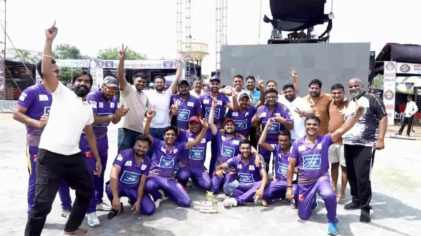 भीलवाड़ा के मोदी ग्राउंड पर माहेश्वरी प्रीमियर लीग क्रिकेट मैच के दौरान जीत की खुशी मनाते खिलाड़ी।