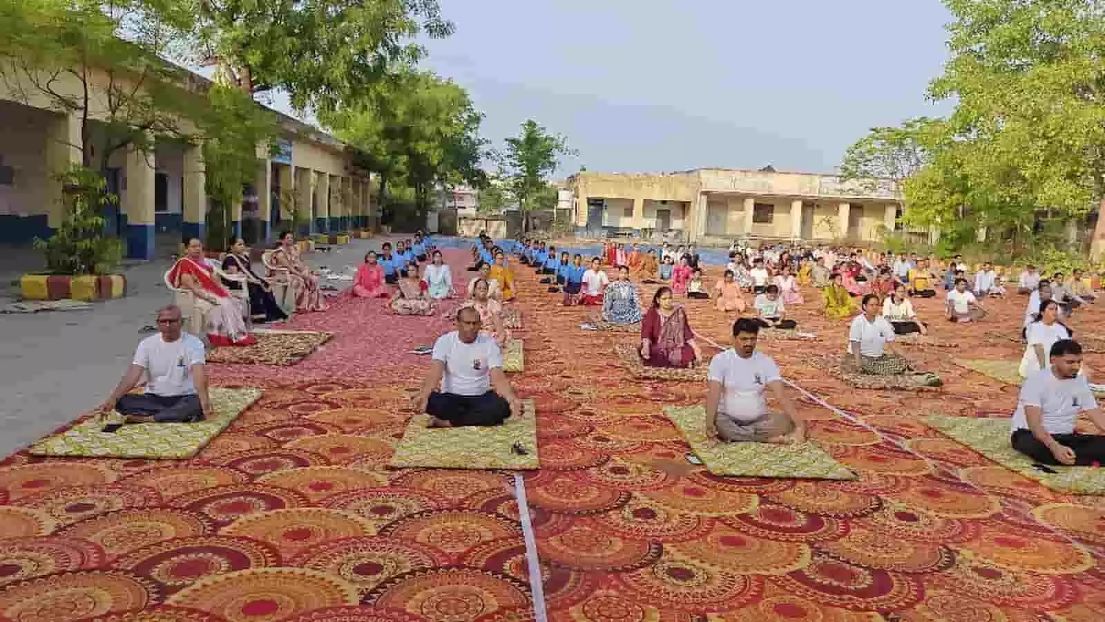 तस्वीर में हायर सेकेंडरी स्कूल परिसर में अधिकारी और नागरिक योगाभ्यास करते हुए दिख रहे हैं। तस्वीर में हायर सेकेंडरी स्कूल परिसर में अधिकारी और नागरिक योगाभ्यास करते हुए दिख रहे हैं।