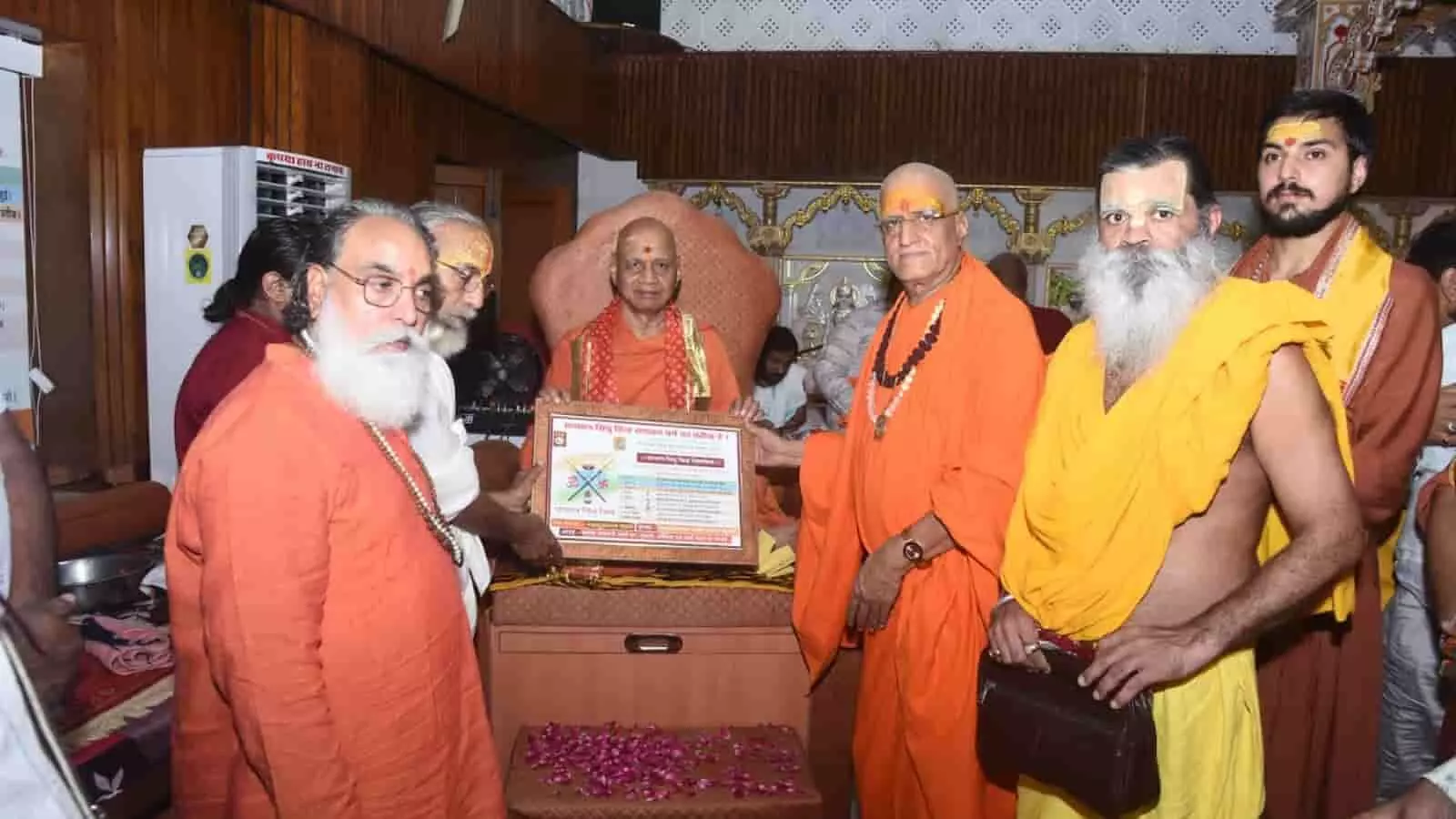 भीलवाड़ा के हरी शेवा उदासीन आश्रम में महामंडलेश्वर स्वामी हंसराम उदासीन महाराज और अन्य संत स्वामी गोविंद देव गिरी महाराज को स्मृति चिह्न भेंट करते हुए।