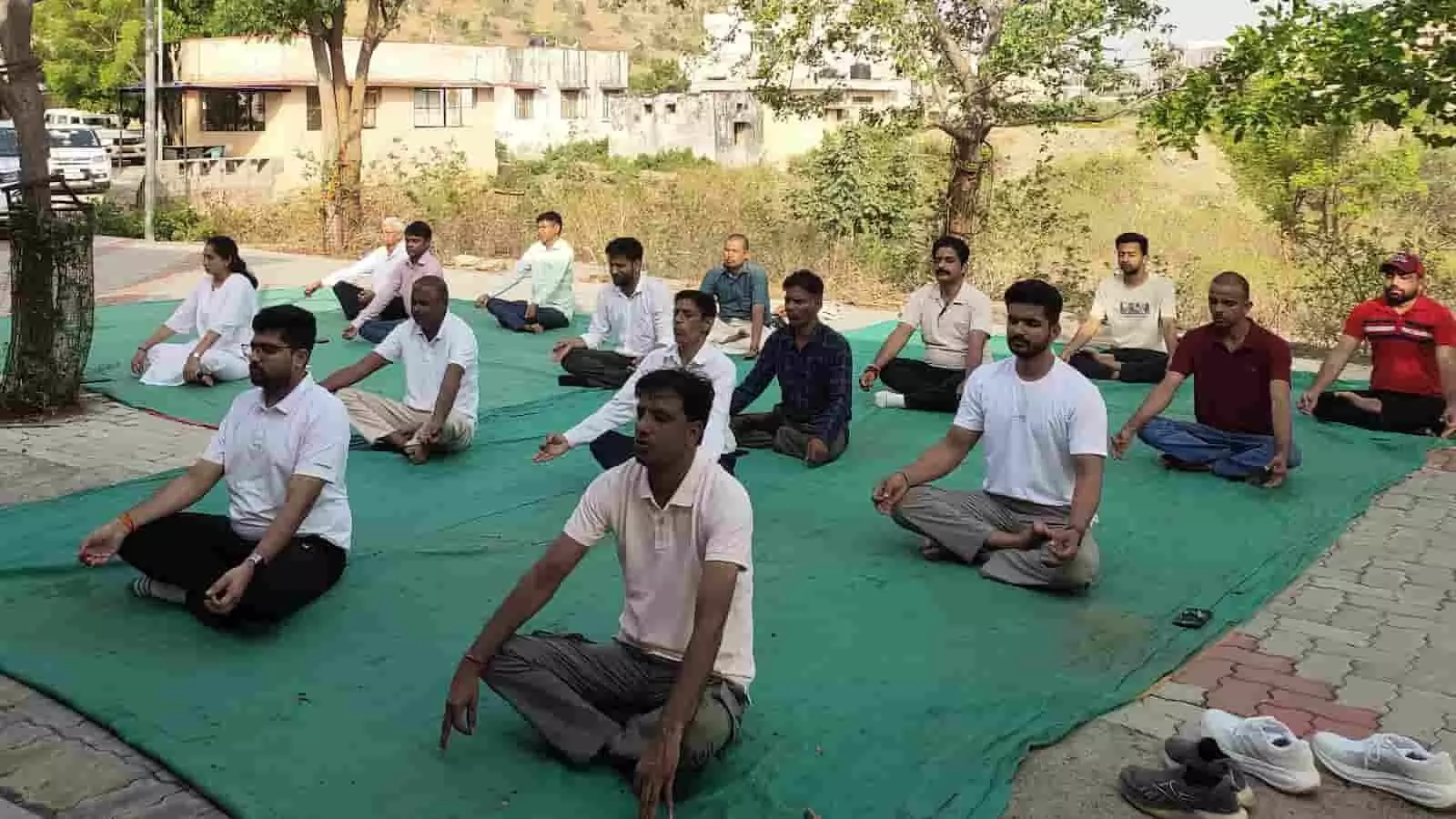 तस्वीर में खेरवाड़ा न्यायालय परिसर में योग शिविर के दौरान योगाभ्यास करते न्यायिक अधिकारी और कर्मचारी दिख रहे हैं। तस्वीर में खेरवाड़ा न्यायालय परिसर में योग शिविर के दौरान योगाभ्यास करते न्यायिक अधिकारी और कर्मचारी दिख रहे हैं।