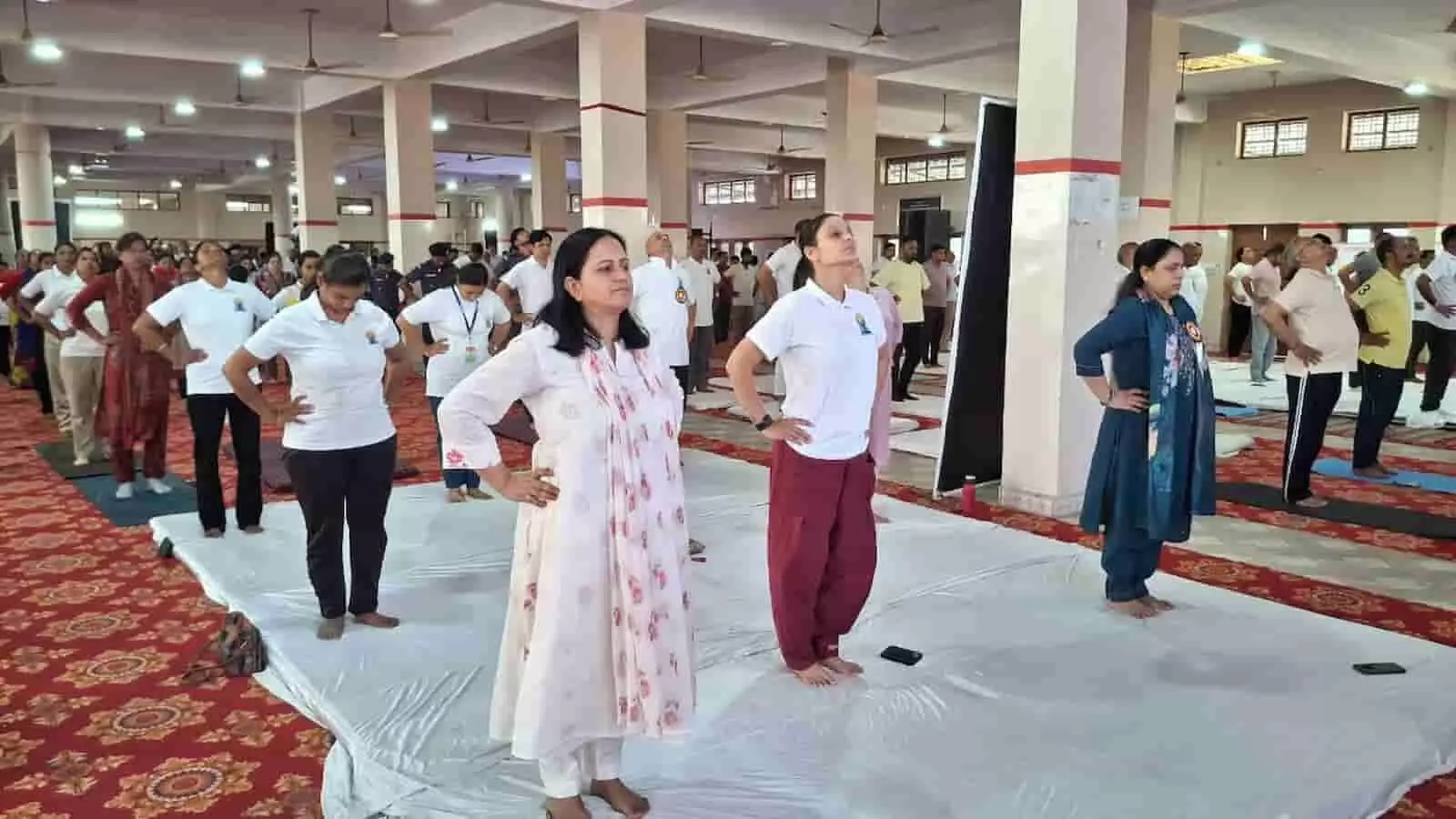 भीलवाड़ा के शांति भवन में अंतरराष्ट्रीय योग दिवस के अवसर पर सामूहिक योगाभ्यास करते हुए विभिन्न प्रतिभागी और प्रशासनिक अधिकारी।