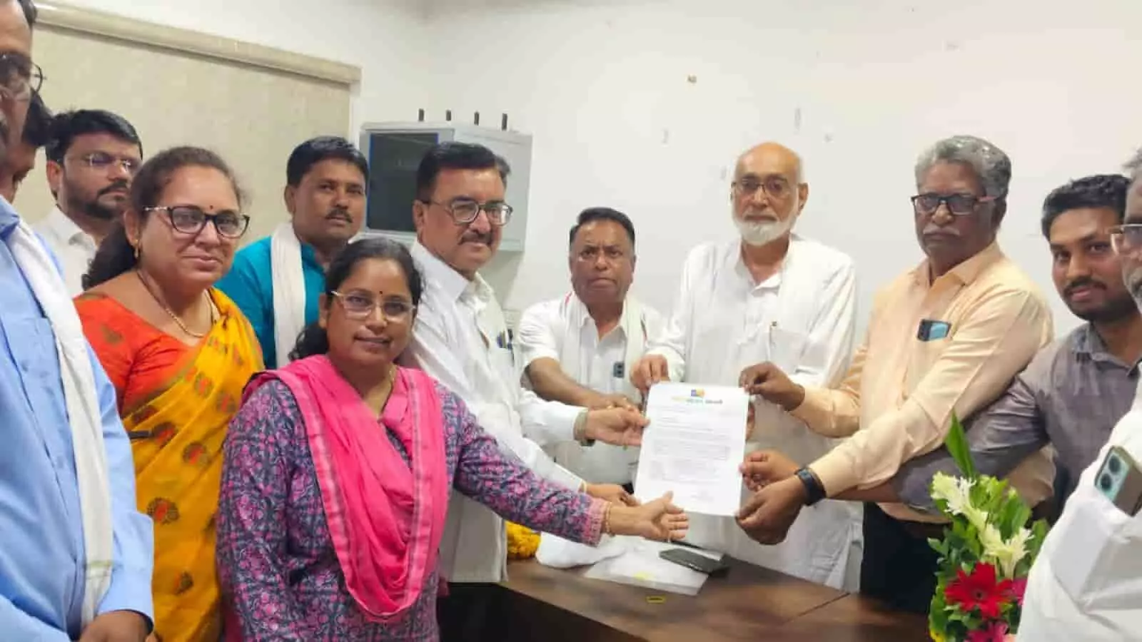 तस्वीर में अनंतकुमार जुमडे को नियुक्ति पत्र लेते और पार्टी पदाधिकारी मौजूद हैं। तस्वीर में अनंतकुमार जुमडे को नियुक्ति पत्र लेते और पार्टी पदाधिकारी मौजूद हैं।