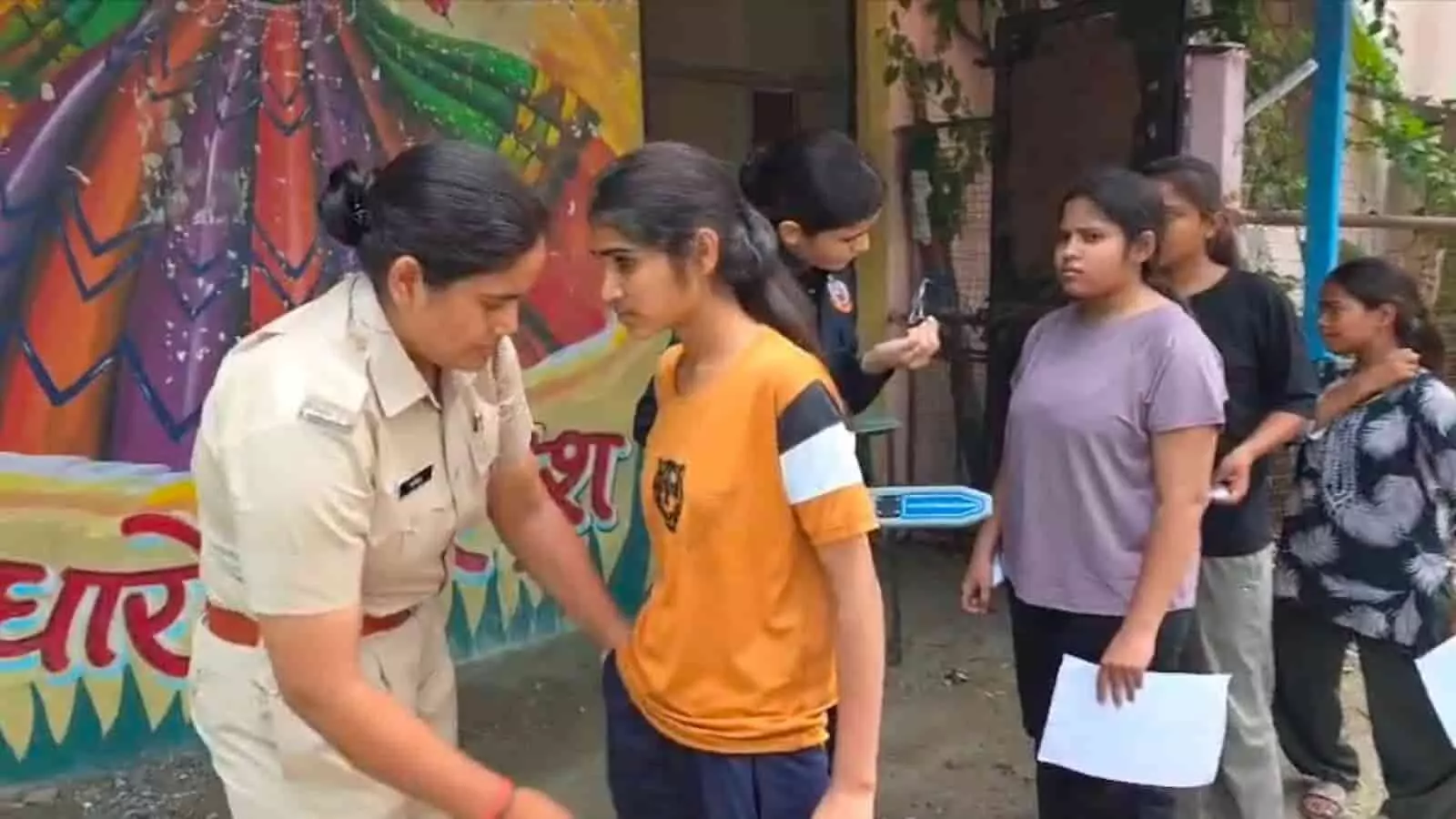 भीलवाड़ा के परीक्षा केंद्र के बाहर पुलिसकर्मी द्वारा री-नीट यूजी परीक्षा की महिला अभ्यर्थी की सुरक्षा जांच की जा रही है।