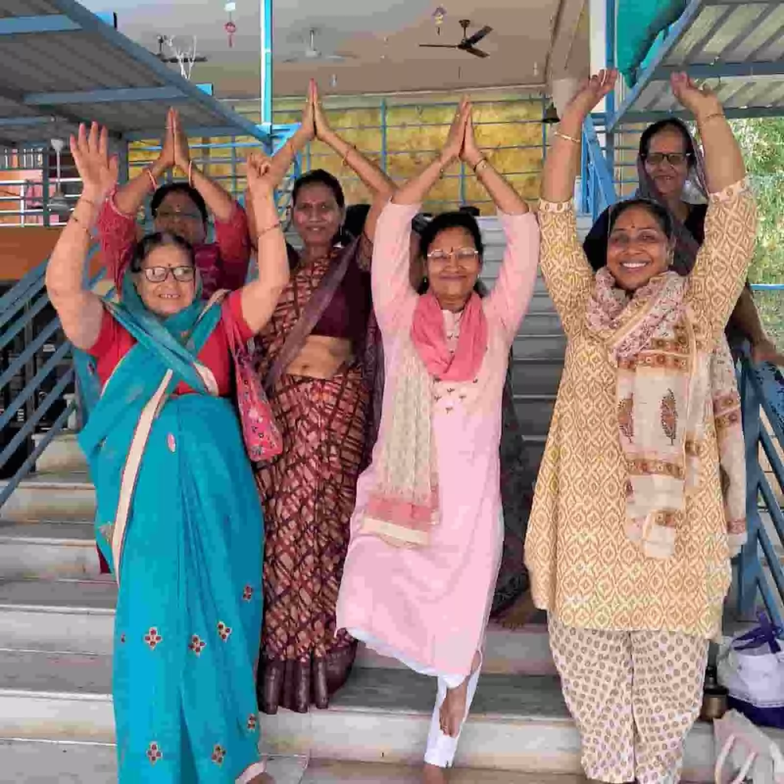 कमला विहार के राधा-कृष्ण मंदिर में अंतर्राष्ट्रीय योग दिवस पर योगासन करतीं महिलाएं।