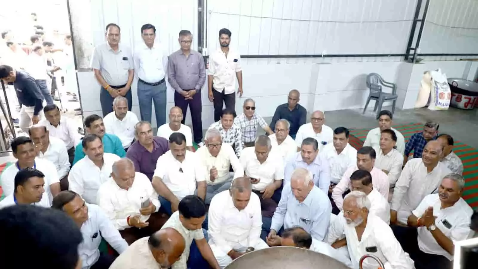 रामेश्वर में भट्टी पूजन के दौरान बड़े बर्तन के समीप बैठे भीलवाड़ा माहेश्वरी समाज के सदस्य।