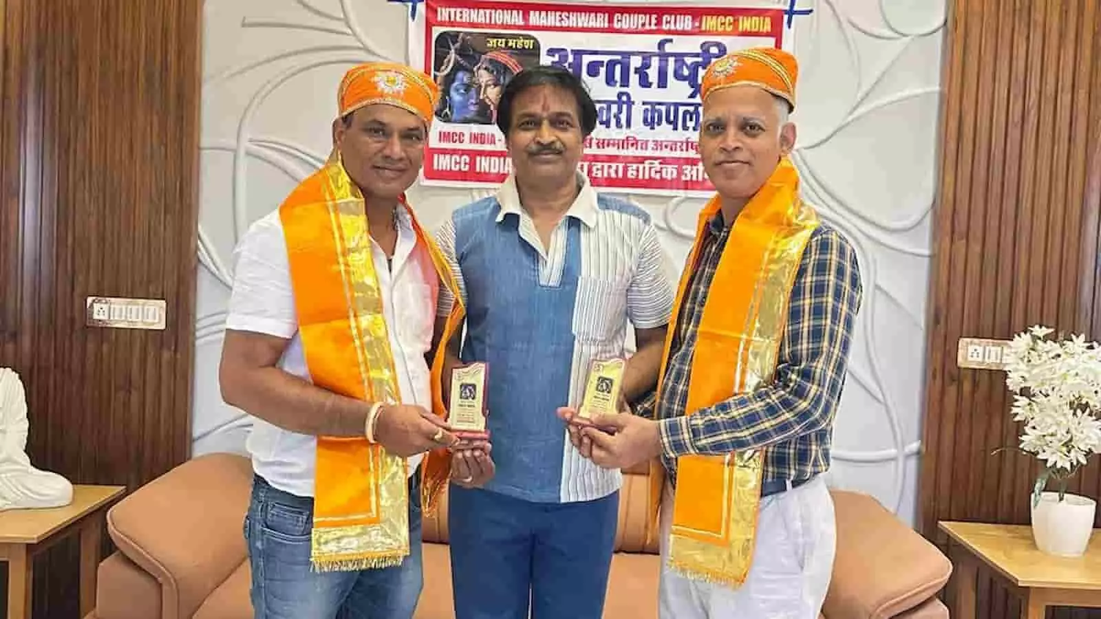 भीलवाड़ा में आयोजित समारोह के दौरान पगड़ी और उपरणा पहने हुए डॉ. अशोक सोडाणी दो समाजसेवियों को स्मृति चिन्ह देते हुए।