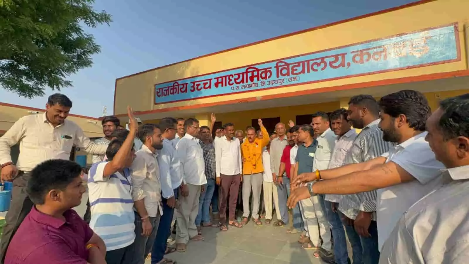 तस्वीर में धूलेश्वर कलाल कनबई में मोड मेवाड़ा कलाल समाज के चुनाव जीतते हुए।