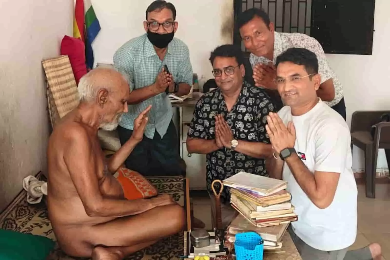 तस्वीर में आचार्य निर्भय सागर और जवास के ट्रस्टी खेरवाड़ा में शिलान्यास कार्यक्रम पर चर्चा करते हुए। तस्वीर में आचार्य निर्भय सागर और जवास के ट्रस्टी खेरवाड़ा में शिलान्यास कार्यक्रम पर चर्चा करते हुए।