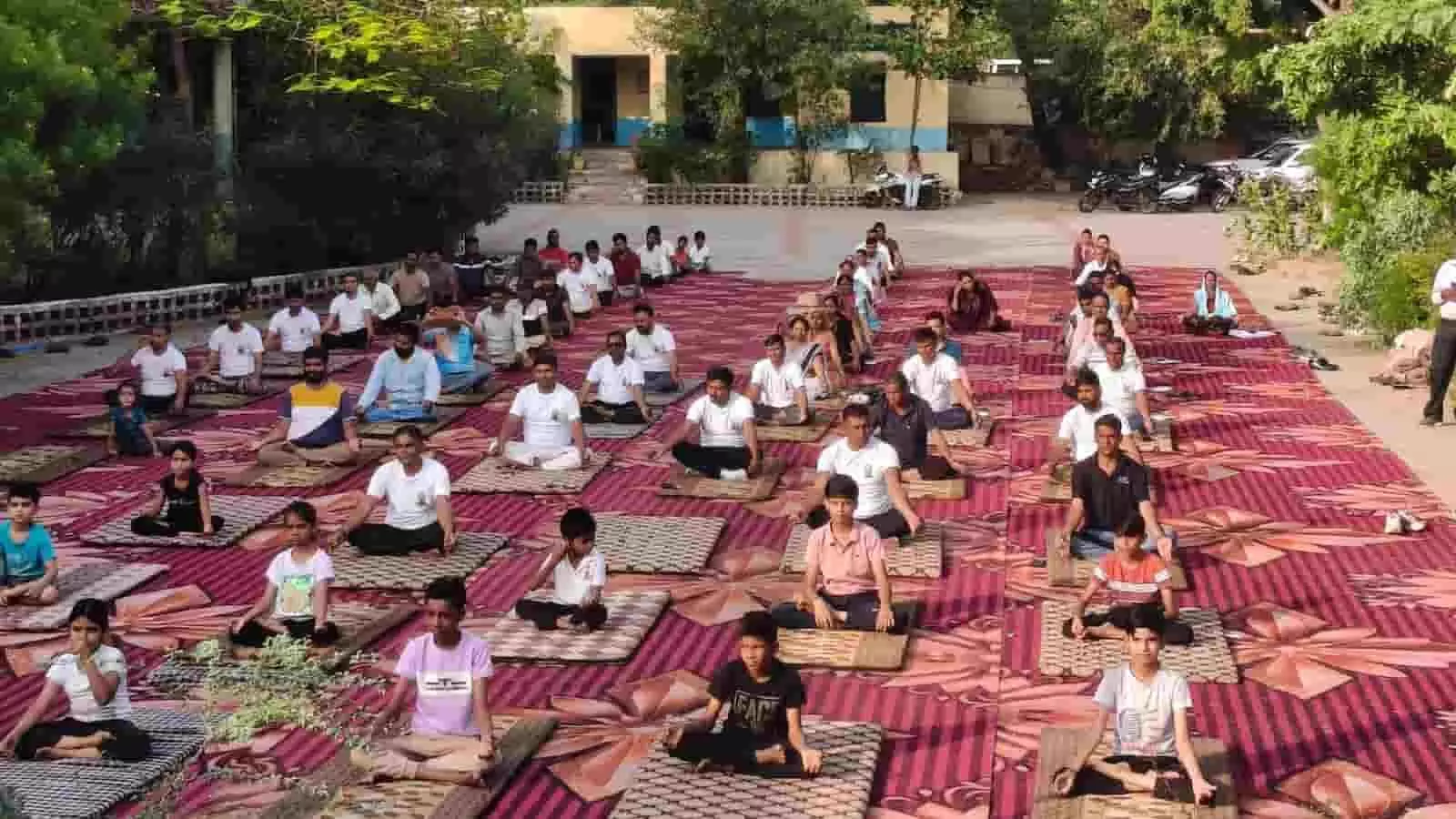 तस्वीर में नयागांव विद्यालय में अंतर्राष्ट्रीय योग दिवस पर योगाभ्यास करते लोग। तस्वीर में नयागांव विद्यालय में अंतर्राष्ट्रीय योग दिवस पर योगाभ्यास करते लोग।