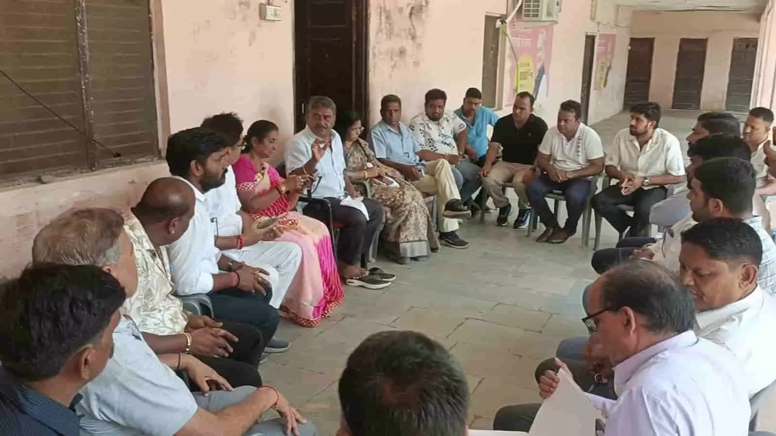भीलवाड़ा कांग्रेस कार्यालय में बैठक के दौरान संगठनात्मक गतिविधियों की शुरुआत करते जिला अध्यक्ष शिवराम जी.पी. खटीक।