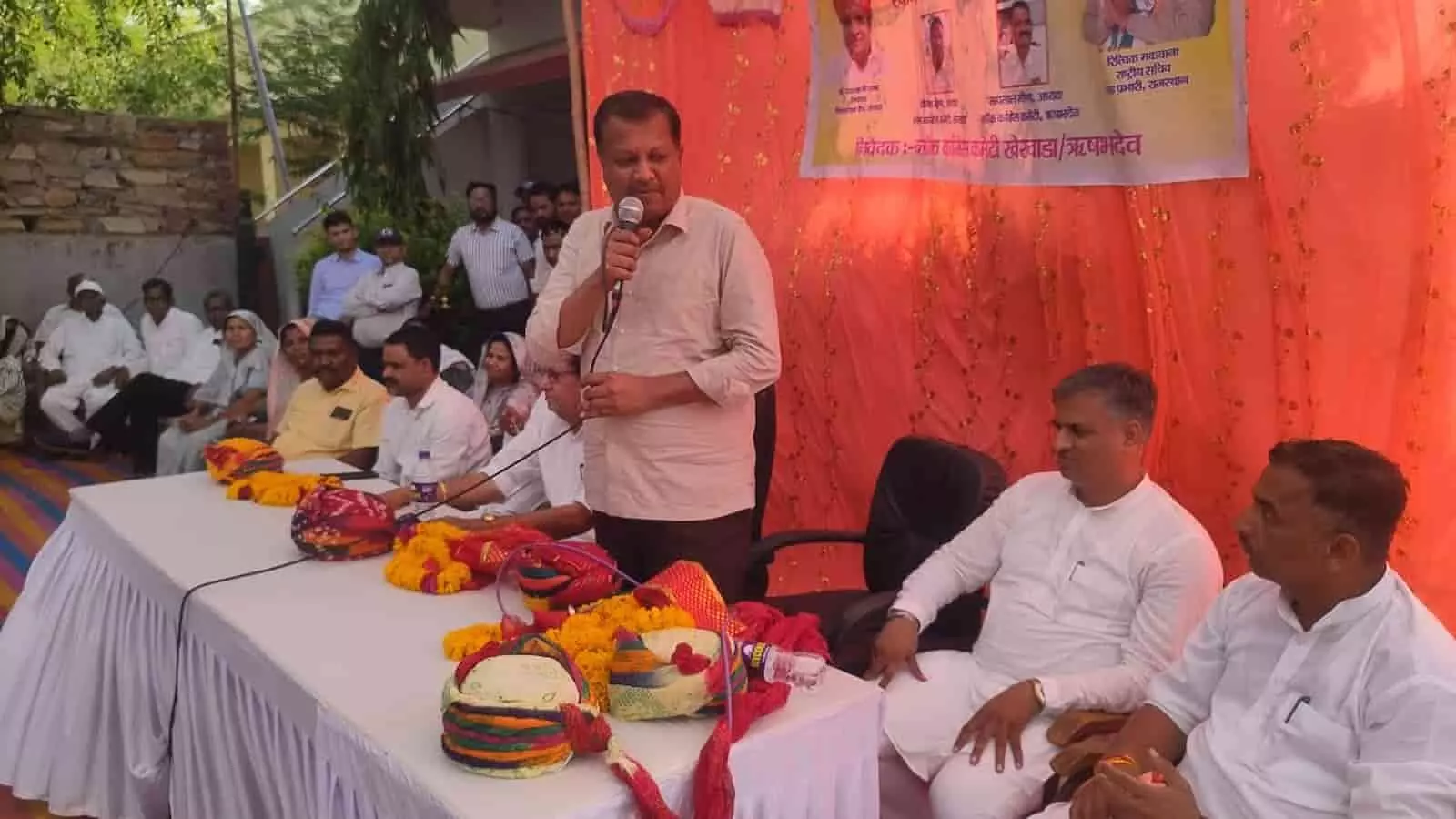 तस्वीर में कांग्रेस नेता रित्विक मकवाना खेरवाड़ा में कार्यकर्ताओं को संबोधित करते हुए दिख रहे हैं। तस्वीर में कांग्रेस नेता रित्विक मकवाना खेरवाड़ा में कार्यकर्ताओं को संबोधित करते हुए दिख रहे हैं।