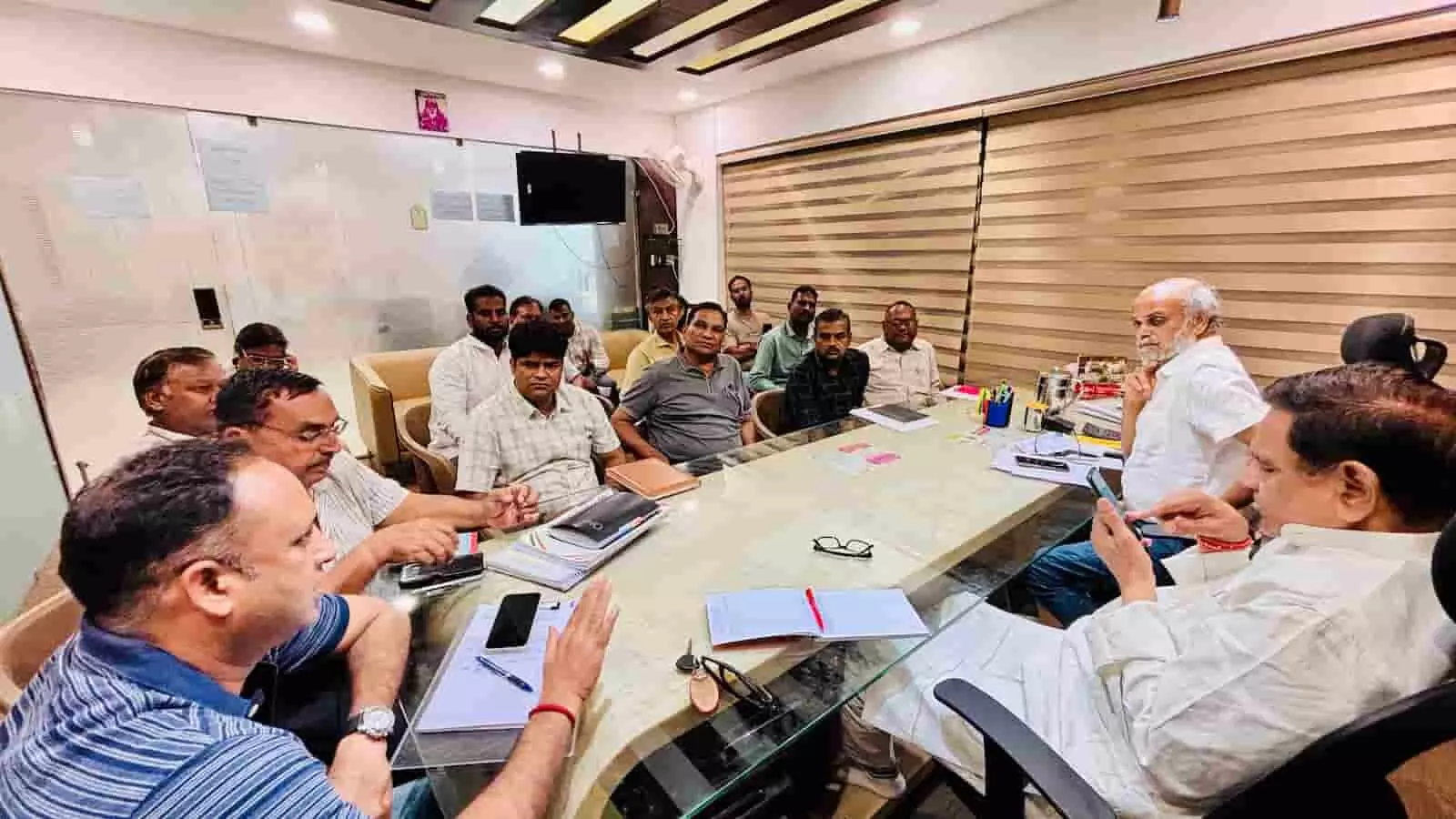 भीलवाड़ा में अधिकारियों के साथ मानसून पूर्व तैयारियों की बैठक लेते विधायक अशोक कोठारी। भीलवाड़ा में अधिकारियों के साथ मानसून पूर्व तैयारियों की बैठक लेते विधायक अशोक कोठारी।