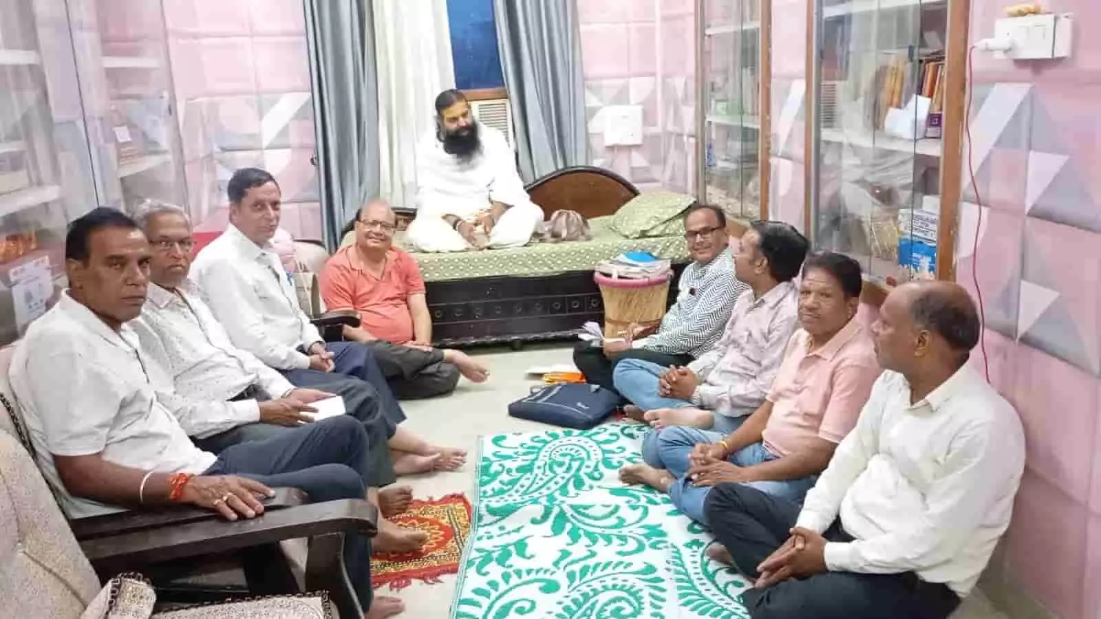 निंबार्क आश्रम के कमरे में जमीन और सोफे पर बैठकर बैठक करते हुए श्री निंबार्क पारमार्थिक सेवा ट्रस्ट के पदाधिकारी और सदस्य। निंबार्क आश्रम के कमरे में जमीन और सोफे पर बैठकर बैठक करते हुए श्री निंबार्क पारमार्थिक सेवा ट्रस्ट के पदाधिकारी और सदस्य।