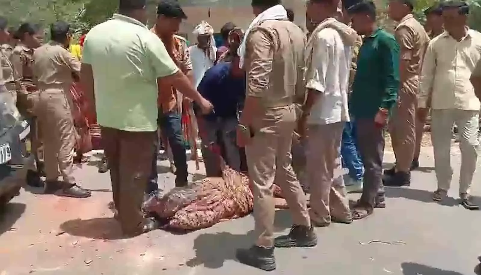 तस्वीर में सड़क पर पुलिस बल और स्थानीय नागरिक एक दुर्घटना के विरोध प्रदर्शन के दौरान नजर आ रहे हैं। तस्वीर में सड़क पर पुलिस बल और स्थानीय नागरिक एक दुर्घटना के विरोध प्रदर्शन के दौरान नजर आ रहे हैं।