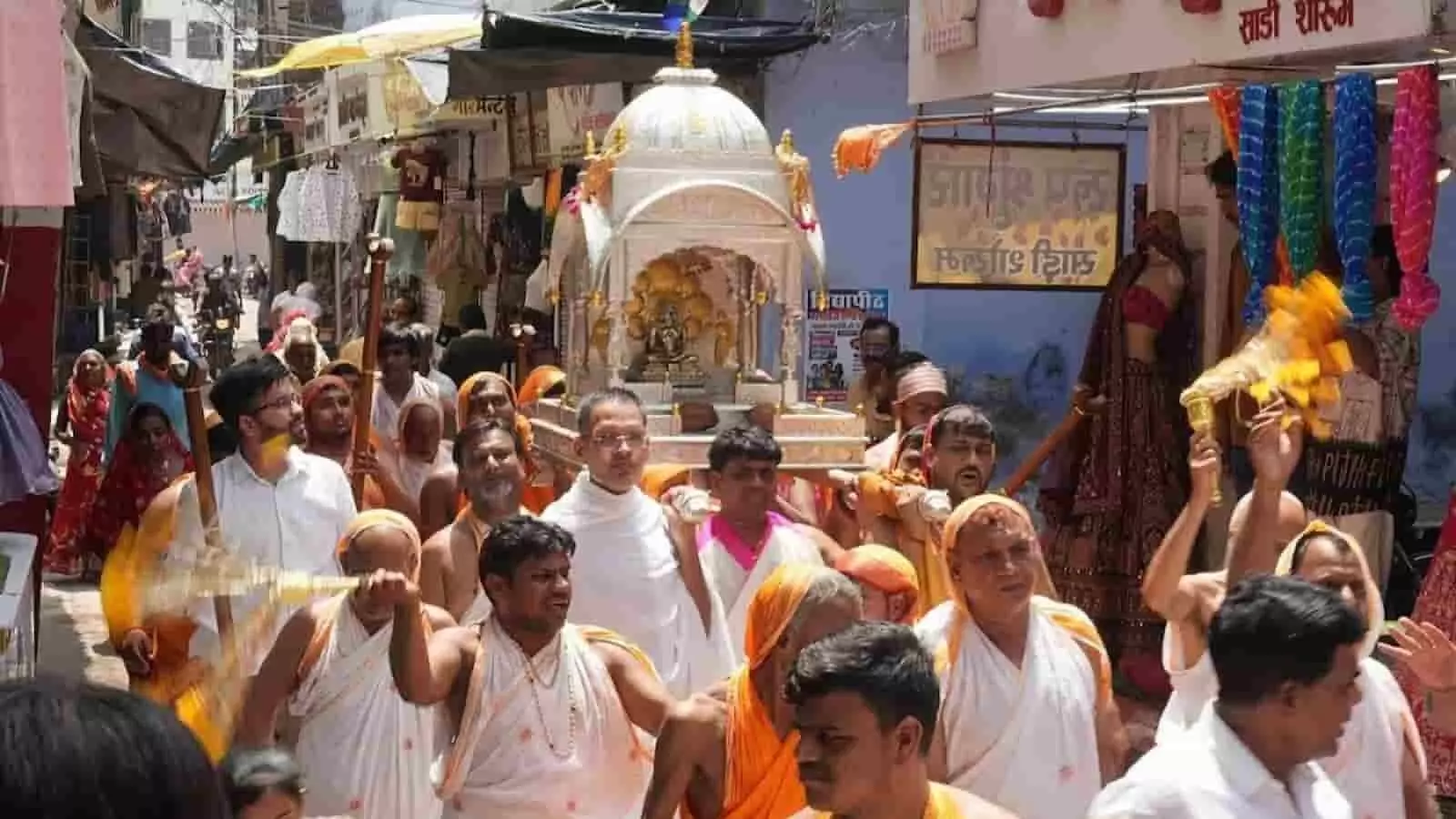 बारां में धार्मिक शोभायात्रा के दौरान रजत पालकी में विराजमान भगवान श्रीजी की प्रतिमा को ले जाते श्रद्धालु। बारां में धार्मिक शोभायात्रा के दौरान रजत पालकी में विराजमान भगवान श्रीजी की प्रतिमा को ले जाते श्रद्धालु।