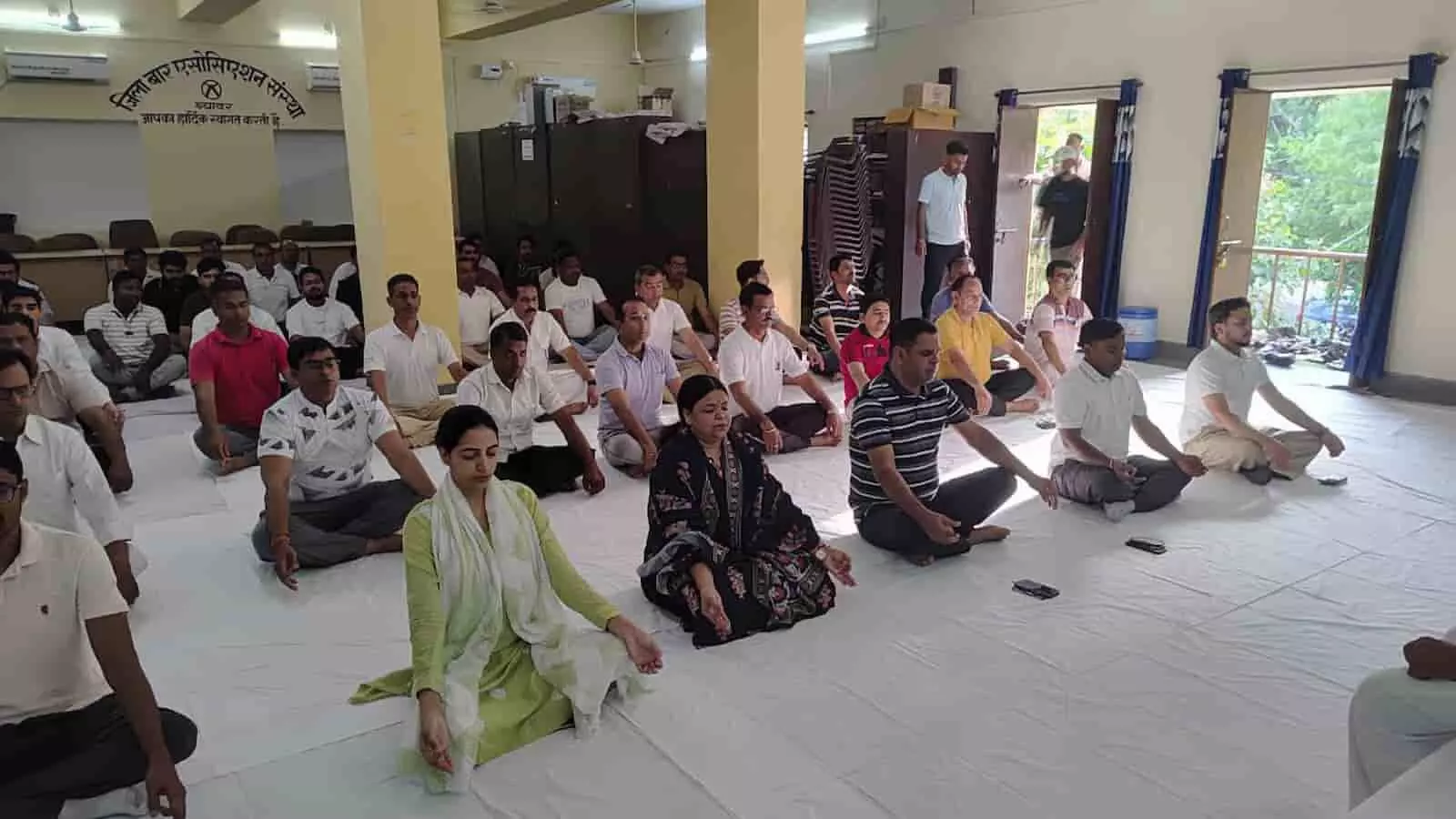 तस्वीर में ब्यावर कोर्ट परिसर के भीतर फर्श पर बैठकर योग और ध्यान करते हुए न्यायिक अधिकारी और अधिवक्ता दिख रहे हैं। तस्वीर में ब्यावर कोर्ट परिसर के भीतर फर्श पर बैठकर योग और ध्यान करते हुए न्यायिक अधिकारी और अधिवक्ता दिख रहे हैं।