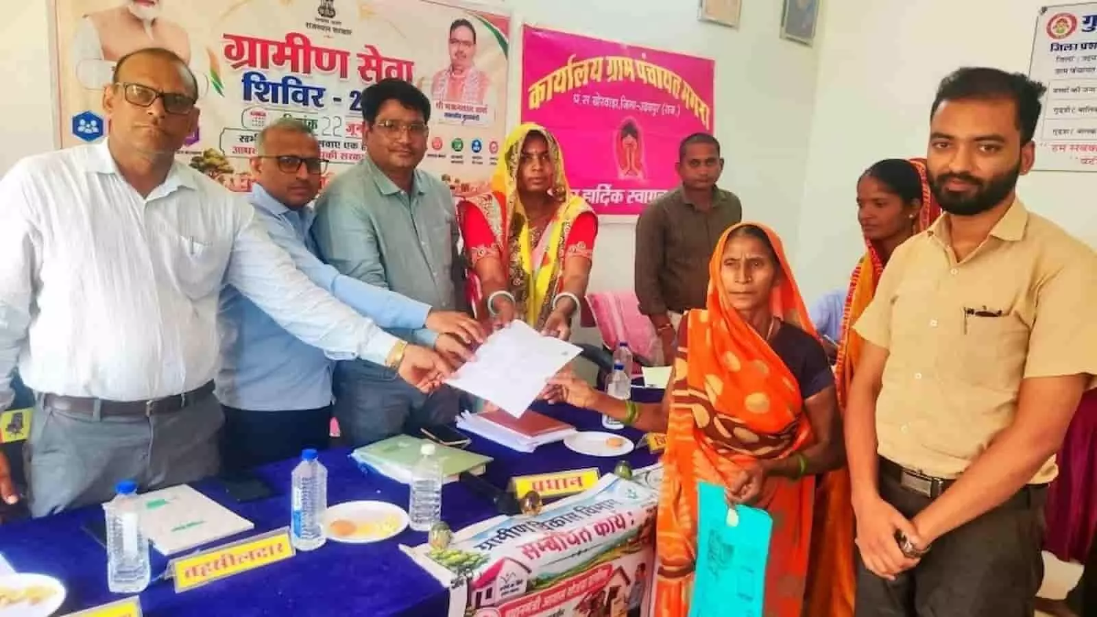 तस्वीर में खेरवाड़ा के शिविर में अधिकारी महिला को पेंशन स्वीकृति पत्र सौंप रहे हैं। तस्वीर में खेरवाड़ा के शिविर में अधिकारी महिला को पेंशन स्वीकृति पत्र सौंप रहे हैं।