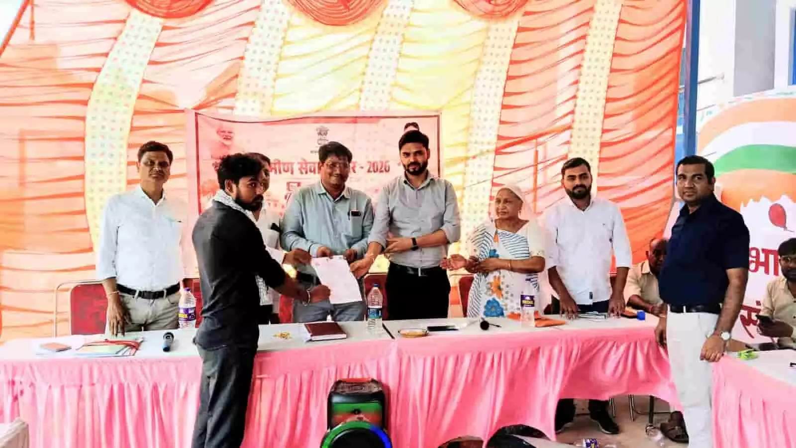 तस्वीर में प्रशासनिक अधिकारी बावलवाड़ा में ग्रामीणों को सरकारी योजनाओं का लाभ प्रदान कर रहे हैं। तस्वीर में प्रशासनिक अधिकारी बावलवाड़ा में ग्रामीणों को सरकारी योजनाओं का लाभ प्रदान कर रहे हैं।