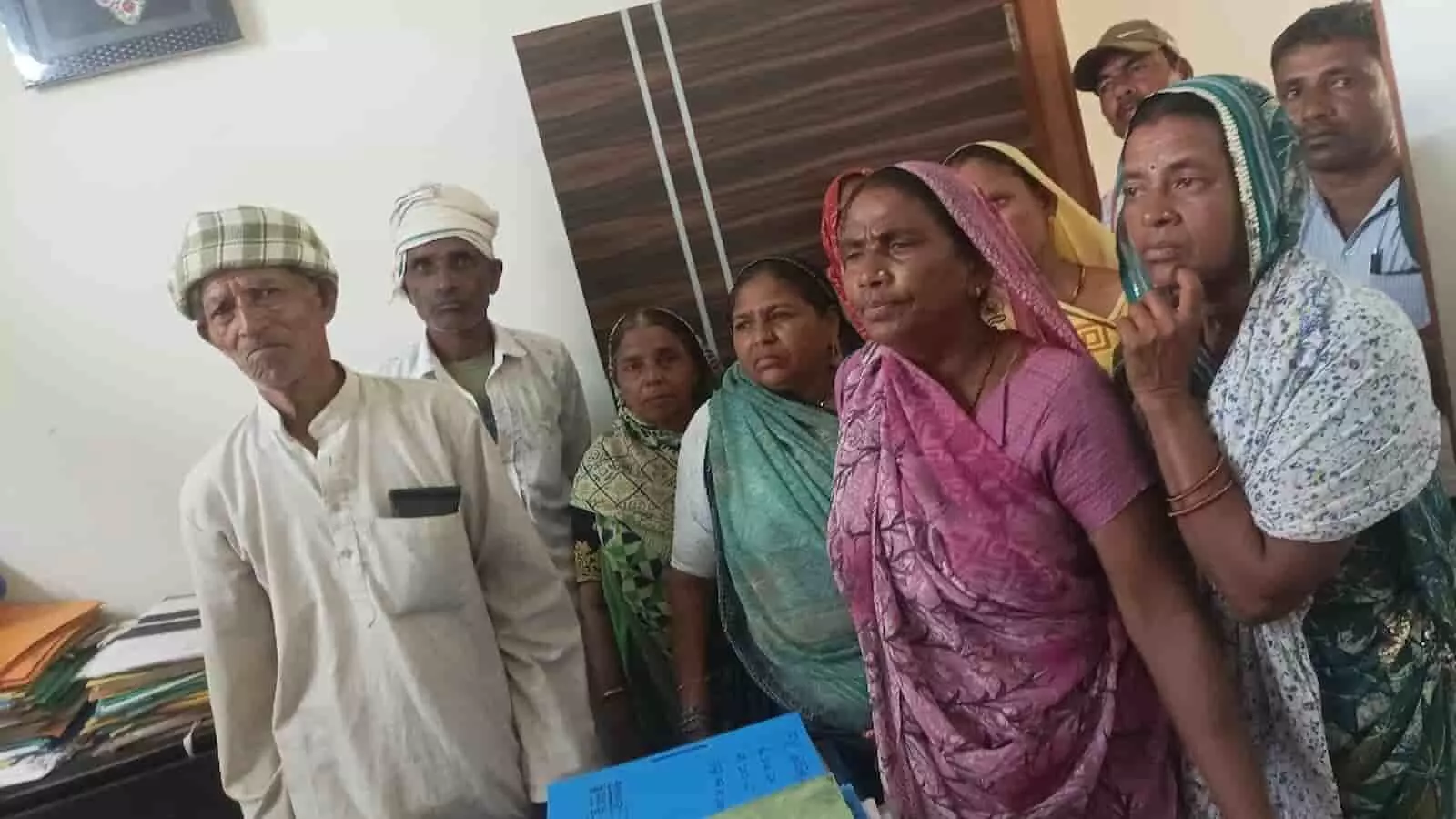 तस्वीर में खेरवाड़ा में अपनी मांगों को लेकर ज्ञापन सौंपते कुक कम हेल्पर संघर्ष समिति के सदस्य दिख रहे हैं। तस्वीर में खेरवाड़ा में अपनी मांगों को लेकर ज्ञापन सौंपते कुक कम हेल्पर संघर्ष समिति के सदस्य दिख रहे हैं।