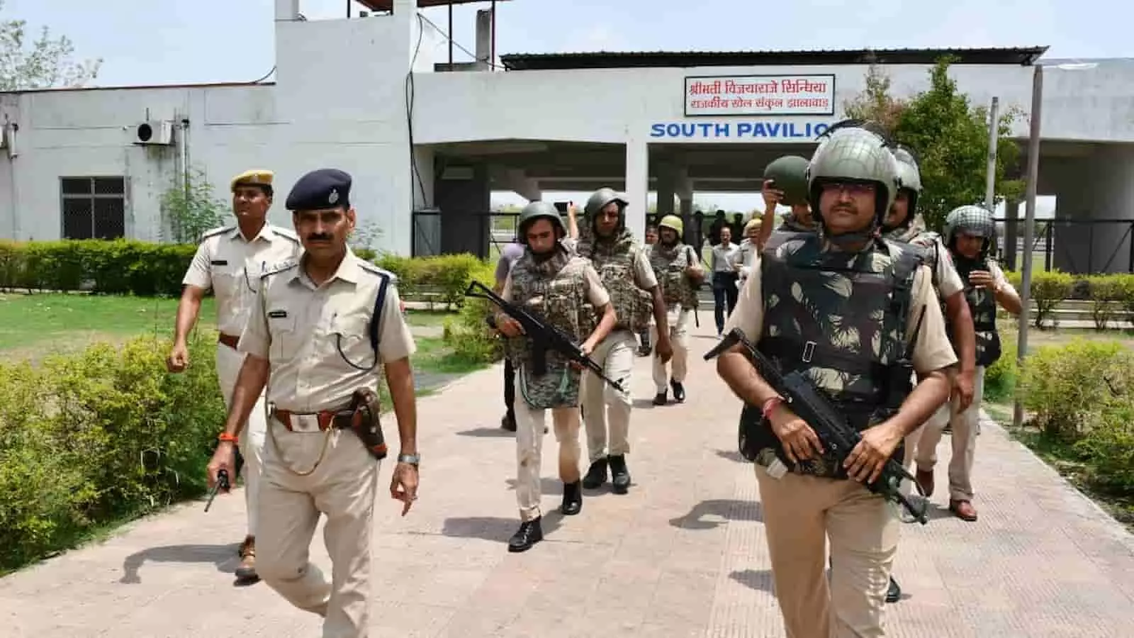 तस्वीर में पुलिस और कमांडो झालावाड़ खेल संकुल में सुरक्षा ड्रिल के दौरान दिख रहे हैं। तस्वीर में पुलिस और कमांडो झालावाड़ खेल संकुल में सुरक्षा ड्रिल के दौरान दिख रहे हैं।
