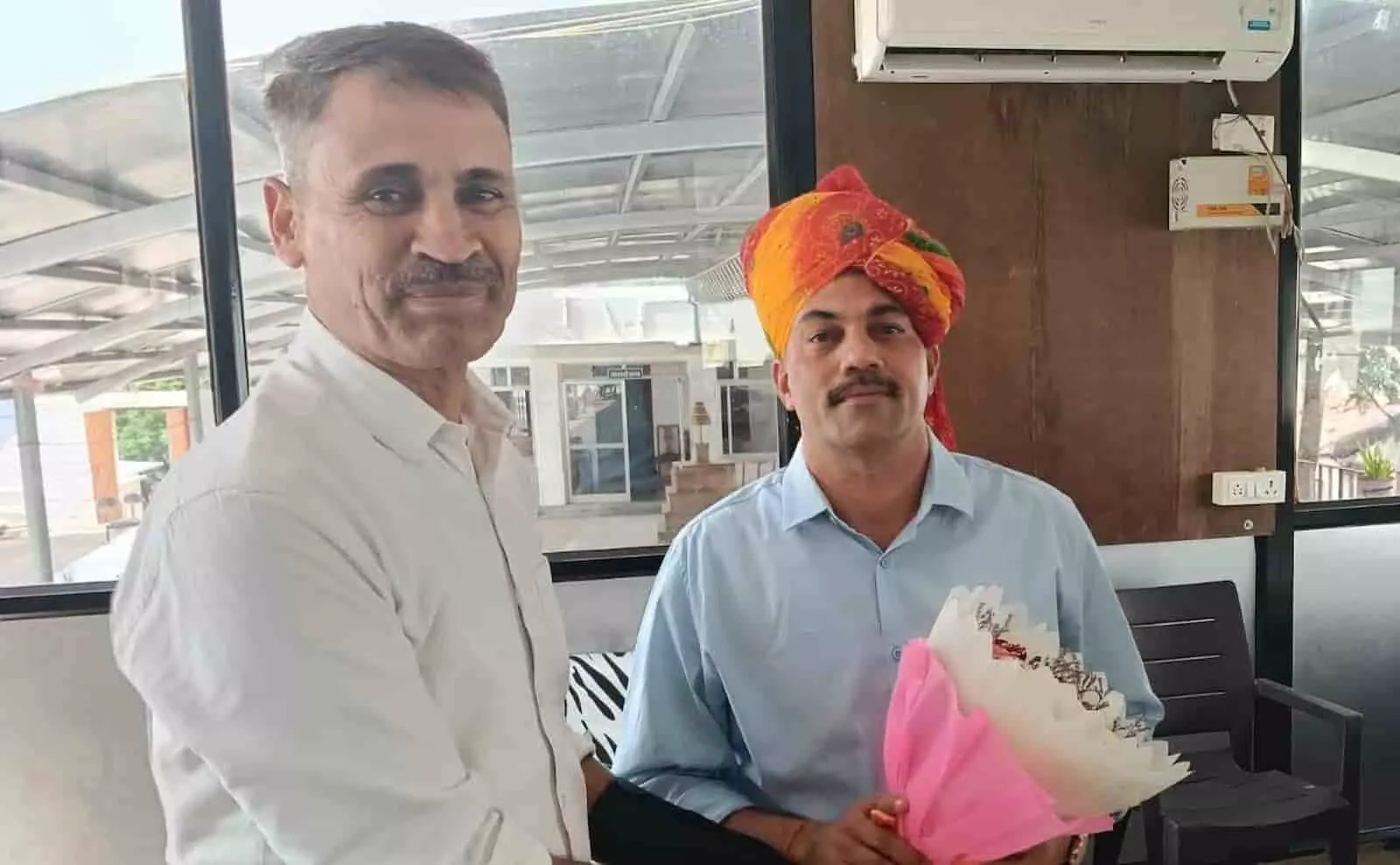 तस्वीर में माउंट आबू में नगर पालिका आयुक्त रामकिशोर, प्रमुख शासन सचिव रवि जैन का अभिनंदन कर रहे हैं। तस्वीर में माउंट आबू में नगर पालिका आयुक्त रामकिशोर, प्रमुख शासन सचिव रवि जैन का अभिनंदन कर रहे हैं।