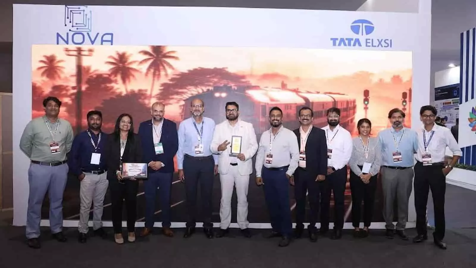 रेलवे सुरक्षा और साइबर सुरक्षा क्षेत्र में सम्मानित होने के बाद टाटा एलेक्सी और नोवा कंट्रोल की टीम मंच पर। रेलवे सुरक्षा और साइबर सुरक्षा क्षेत्र में सम्मानित होने के बाद टाटा एलेक्सी और नोवा कंट्रोल की टीम मंच पर।