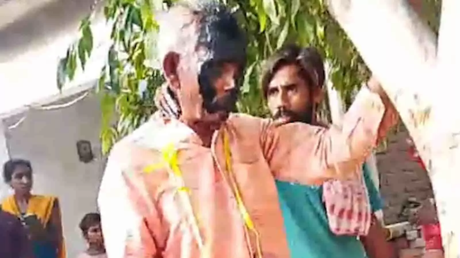 तस्वीर में कासगंज के सोरों गांव में वृद्ध व्यक्ति के साथ मारपीट की घटना दिख रही है। तस्वीर में कासगंज के सोरों गांव में वृद्ध व्यक्ति के साथ मारपीट की घटना दिख रही है।