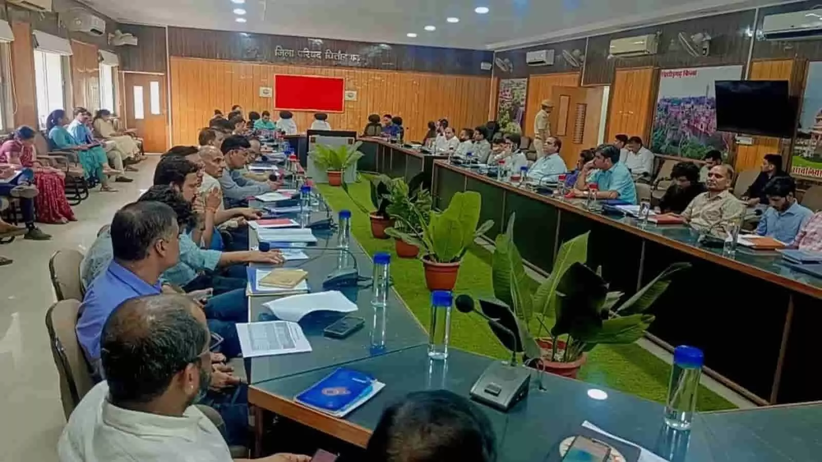 तस्वीर में चित्तौड़गढ़ के जिला सभागार में अधिकारी पल्स पोलियो अभियान की समीक्षा करते हुए। तस्वीर में चित्तौड़गढ़ के जिला सभागार में अधिकारी पल्स पोलियो अभियान की समीक्षा करते हुए।