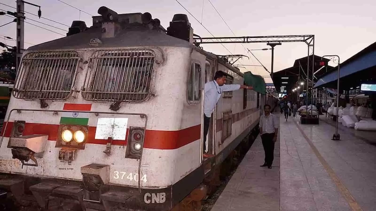 रेलवे कर्मचारी बांद्रा टर्मिनस पर गोल्डन टेंपल मेल ट्रेन का परिचालन संभालते हुए।