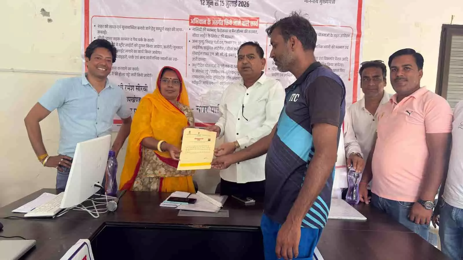 फतेहनगर नगरपालिका कार्यालय में शहरी सेवा शिविर के दौरान जनप्रतिनिधि और अधिकारी नागरिक को दस्तावेज सौंपते हुए। फतेहनगर नगरपालिका कार्यालय में शहरी सेवा शिविर के दौरान जनप्रतिनिधि और अधिकारी नागरिक को दस्तावेज सौंपते हुए।