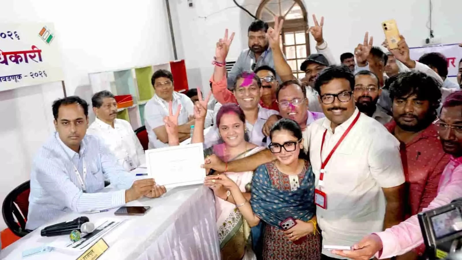 नासिक में चुनाव कार्यालय के भीतर प्रमाण पत्र हाथ में लेकर अपनी जीत का जश्न मनाते निर्दलीय उम्मीदवार गोकुल गीते और समर्थक। नासिक में चुनाव कार्यालय के भीतर प्रमाण पत्र हाथ में लेकर अपनी जीत का जश्न मनाते निर्दलीय उम्मीदवार गोकुल गीते और समर्थक।