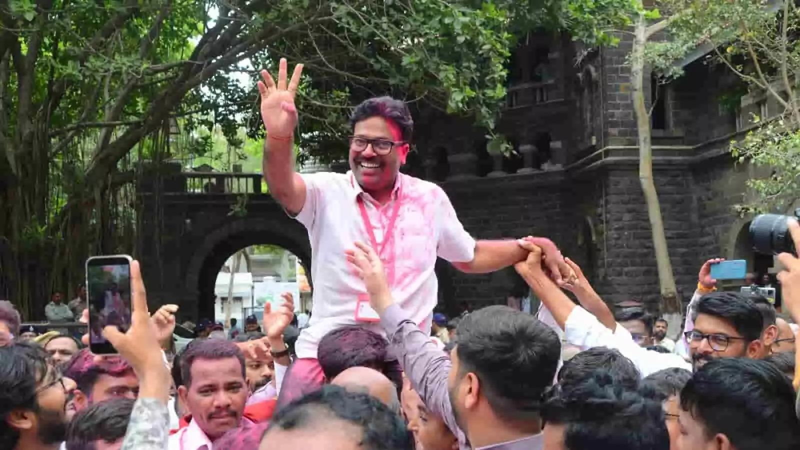 नाशिक जिलाधिकारी कार्यालय के बाहर समर्थकों के कंधे पर बैठे हुए नवनिर्वाचित विधान परिषद सदस्य गोकुल गीते। नाशिक जिलाधिकारी कार्यालय के बाहर समर्थकों के कंधे पर बैठे हुए नवनिर्वाचित विधान परिषद सदस्य गोकुल गीते।