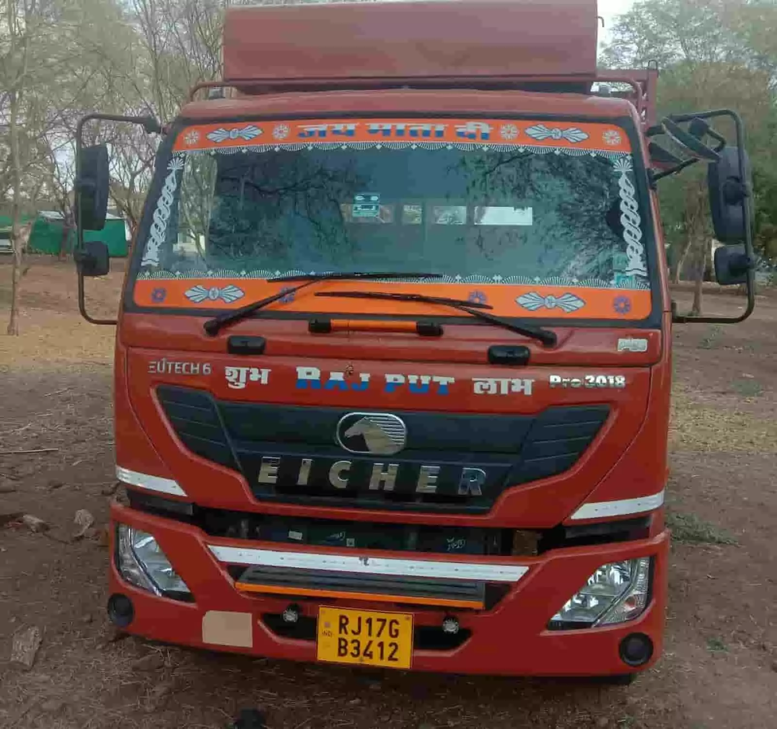 मिश्रौली पुलिस द्वारा धोखाधड़ी और सोयाबीन बीज चोरी मामले में जब्त किया गया लाल ट्रक। मिश्रौली पुलिस द्वारा धोखाधड़ी और सोयाबीन बीज चोरी मामले में जब्त किया गया लाल ट्रक।
