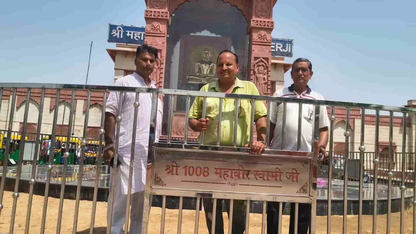 तस्वीर में रेलवे स्टेशन सर्किल पर स्वच्छता अभियान के बाद कमेटी के सदस्य व समाजसेवी दिख रहे हैं। तस्वीर में रेलवे स्टेशन सर्किल पर स्वच्छता अभियान के बाद कमेटी के सदस्य व समाजसेवी दिख रहे हैं।
