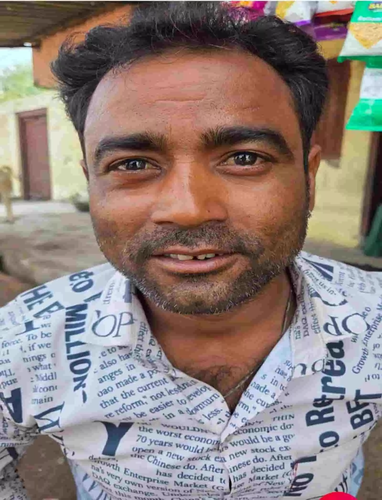 भीलवाड़ा के हमीरगढ़ में अवैध गांजा तस्करी के मामले में पुलिस हिरासत में खड़ा आरोपी नशा तस्कर बंशीलाल। भीलवाड़ा के हमीरगढ़ में अवैध गांजा तस्करी के मामले में पुलिस हिरासत में खड़ा आरोपी नशा तस्कर बंशीलाल।