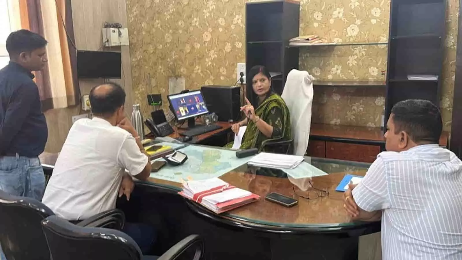 जिला प्रमुख उर्मिला जैन ‘माया’ ने विकास कार्यों की प्रगति की समीक्षा की, अपूर्ण कार्यों को शीघ्र पूरा करने के दिए निर्देश