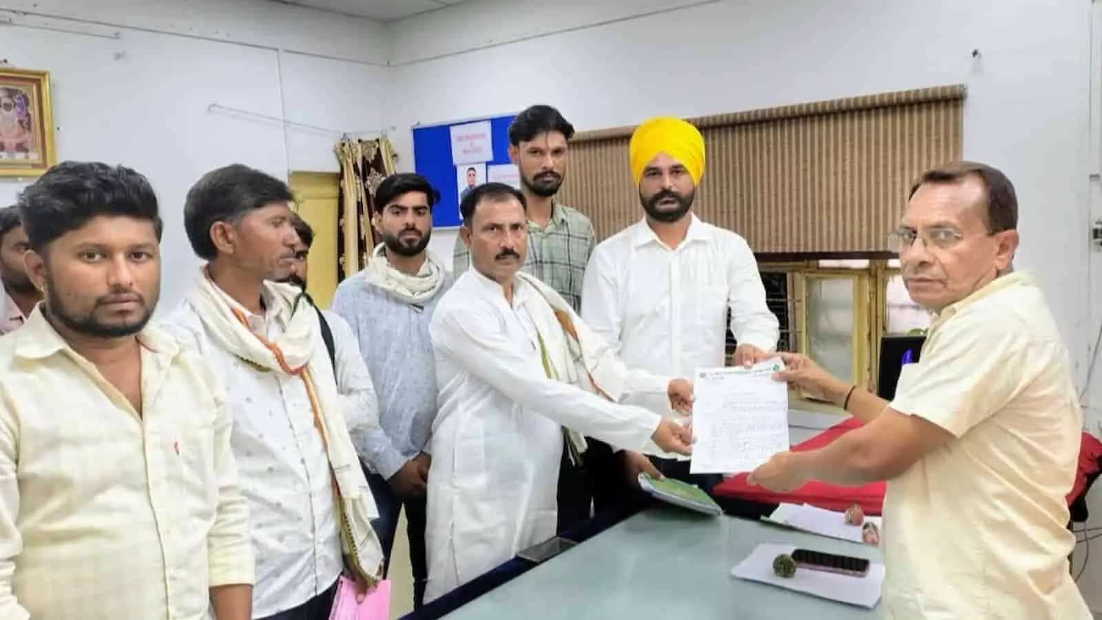कार्यालय में अधिकारी को ज्ञापन सौंपते राज-सभा के सदस्य बिजली समस्या के विरोध में। कार्यालय में अधिकारी को ज्ञापन सौंपते राज-सभा के सदस्य बिजली समस्या के विरोध में।