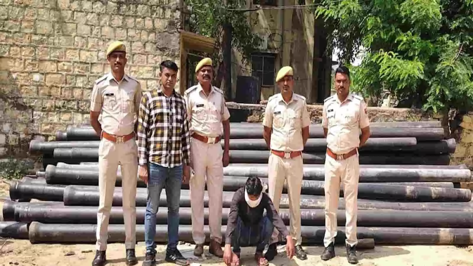 बारां पुलिस टीम राष्ट्रीय महत्व की सामग्री चोरी मामले में गिरफ्तार आरोपी और बरामद लोहे के पाइपों के साथ खड़ी है। बारां पुलिस टीम राष्ट्रीय महत्व की सामग्री चोरी मामले में गिरफ्तार आरोपी और बरामद लोहे के पाइपों के साथ खड़ी है।