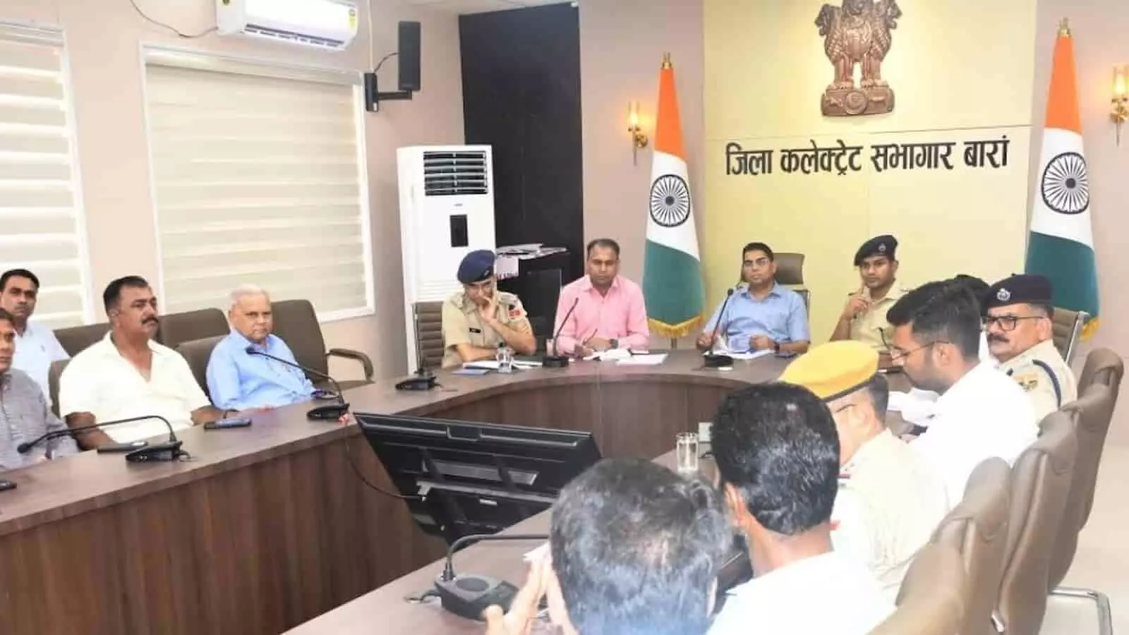 बारां मिनी सचिवालय सभागार में अधिकारियों और शांति समिति सदस्यों के बीच आगामी त्योहारों को लेकर बैठक चल रही है। बारां मिनी सचिवालय सभागार में अधिकारियों और शांति समिति सदस्यों के बीच आगामी त्योहारों को लेकर बैठक चल रही है।