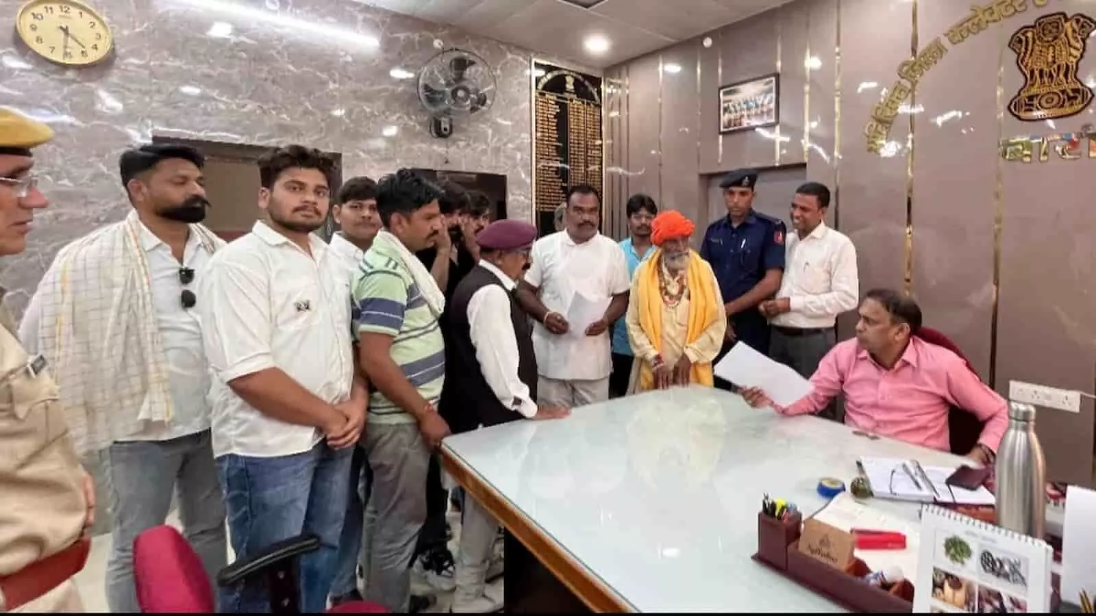 बारां कलेक्ट्रेट कार्यालय में जिला कलक्टर को ज्ञापन सौंपते बंकट सेना के सदस्य और गौसेवक। बारां कलेक्ट्रेट कार्यालय में जिला कलक्टर को ज्ञापन सौंपते बंकट सेना के सदस्य और गौसेवक।
