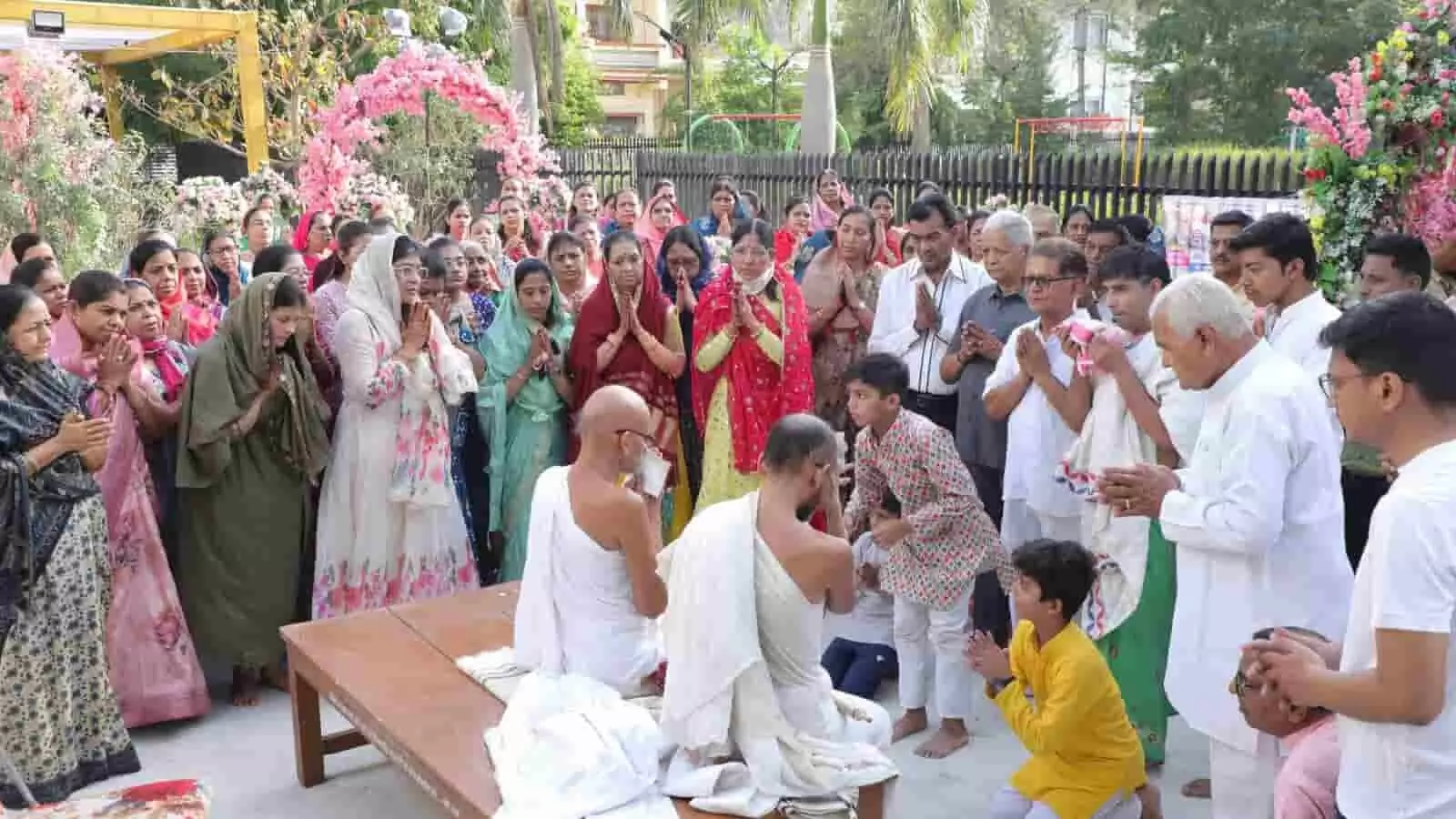 निंबाहेड़ा के जैन मंदिर परिसर में आचार्य श्री निपुणरत्न सुरीश्वर महाराज के सानिध्य में पूजा करते श्रद्धालु। निंबाहेड़ा के जैन मंदिर परिसर में आचार्य श्री निपुणरत्न सुरीश्वर महाराज के सानिध्य में पूजा करते श्रद्धालु।