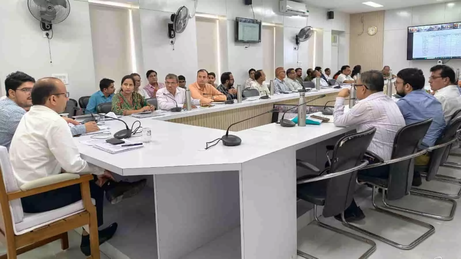 सवाई माधोपुर में जिला कलक्टर काना राम सरकारी योजनाओं की समीक्षा बैठक लेते हुए। सवाई माधोपुर में जिला कलक्टर काना राम सरकारी योजनाओं की समीक्षा बैठक लेते हुए।